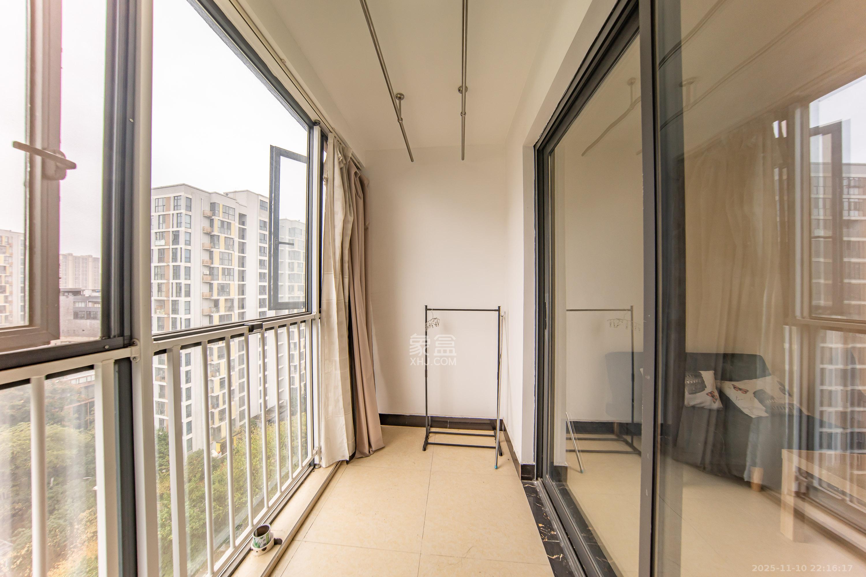 阳光100一期、四五期 2室2厅1卫 85.0万 阳光100一期、四五期 2室2厅1卫 85.0万阳台