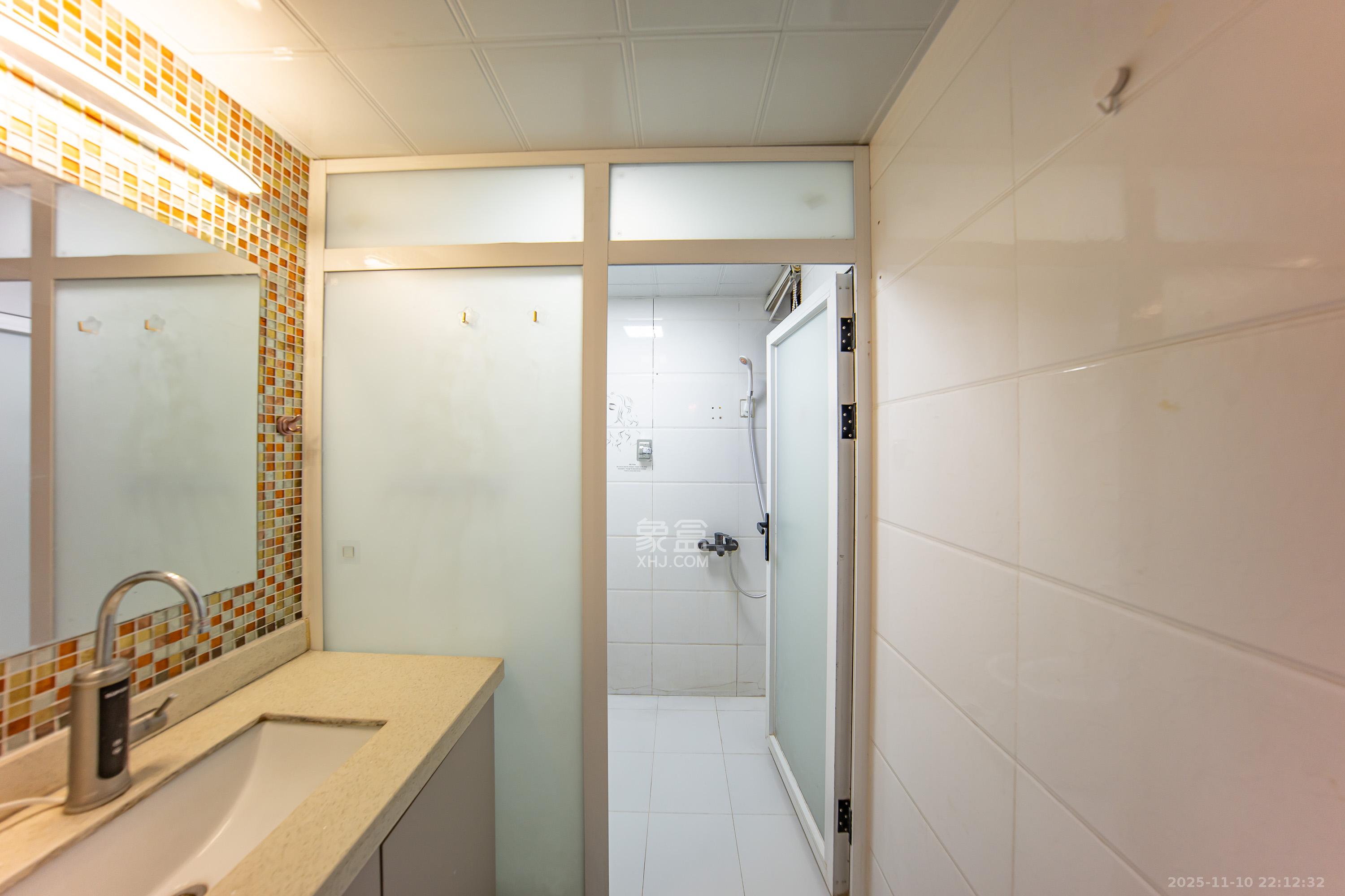 华润橡树湾 3室2厅1卫 70.0万 华润橡树湾 3室2厅1卫 70.0万卫生间