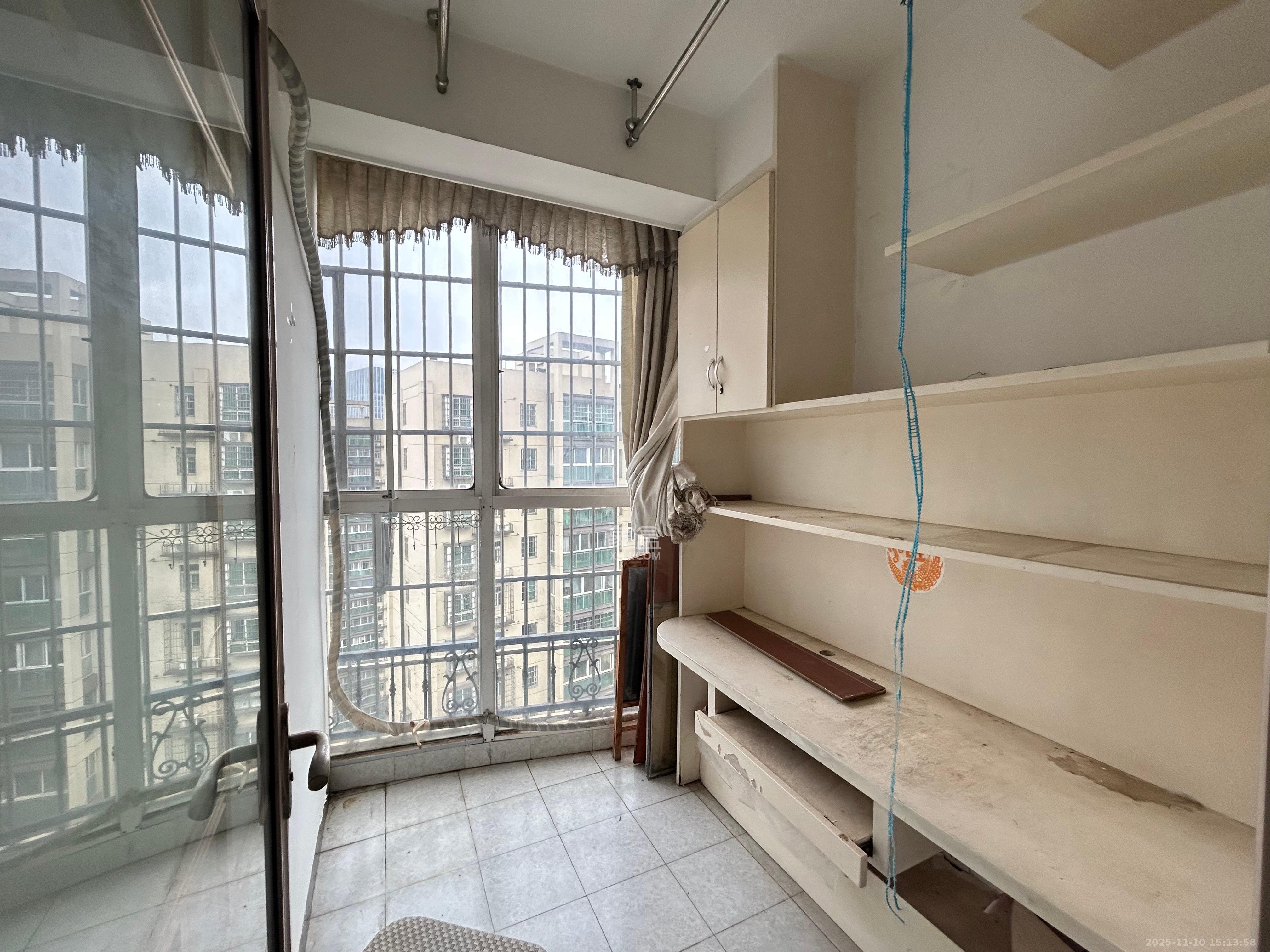 麓谷加州阳光  3室2厅1卫    2300.0元/月室内图