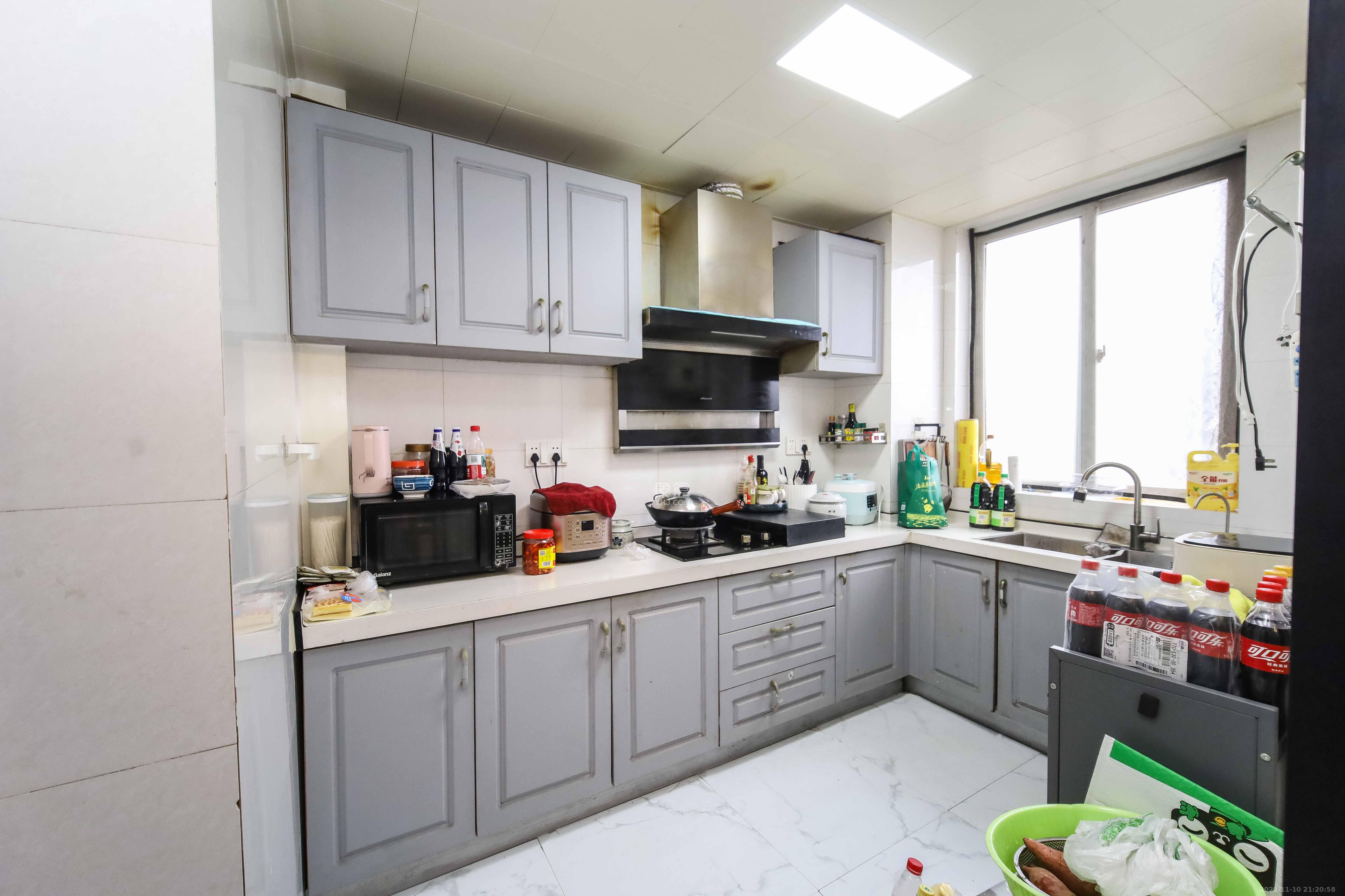 一品东庭  3室2厅2卫    110.0万厨房