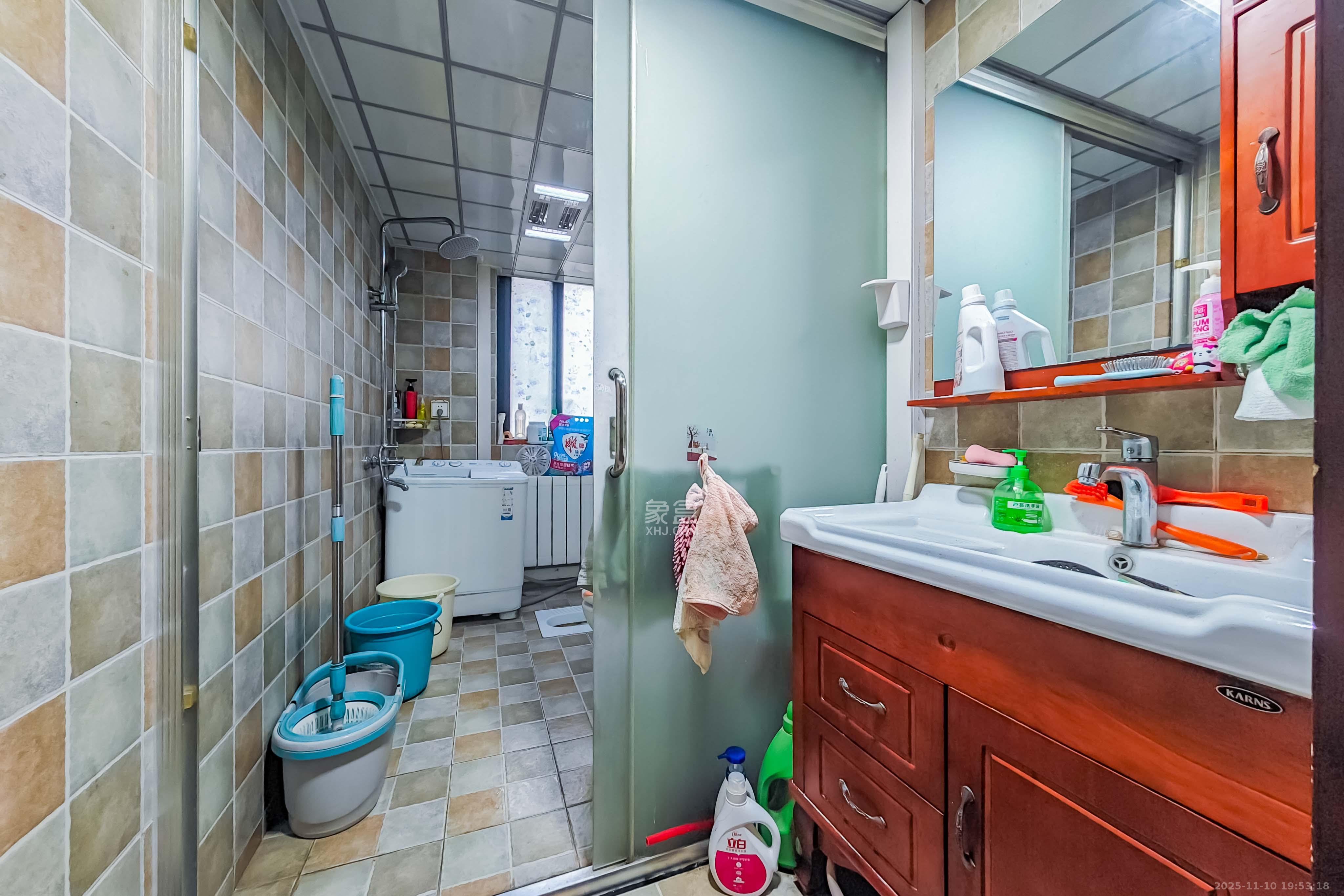 融科东南海  6室2厅2卫    288.0万卫生间