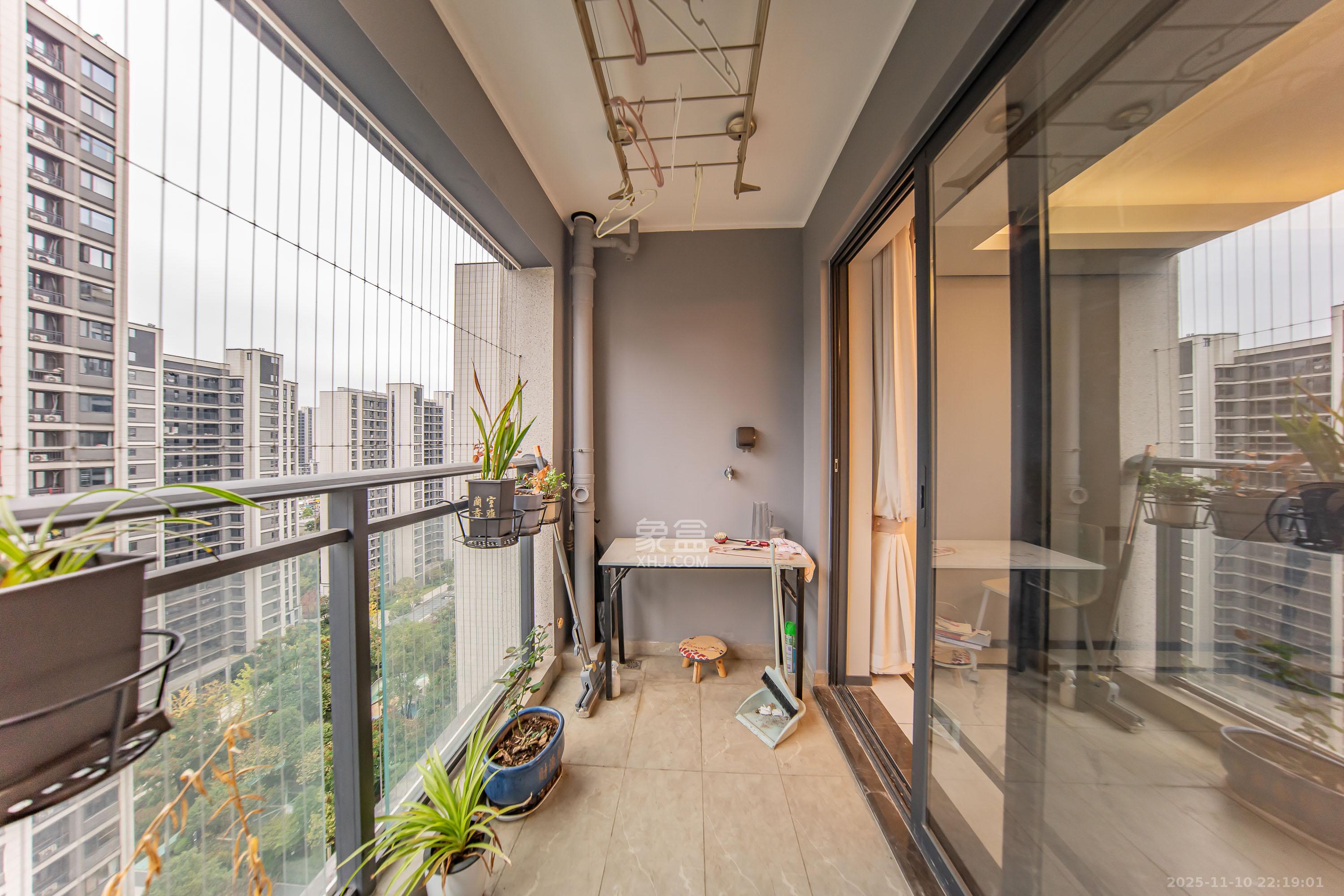 中海阅麓山二期  3室2厅2卫    130.0万阳台