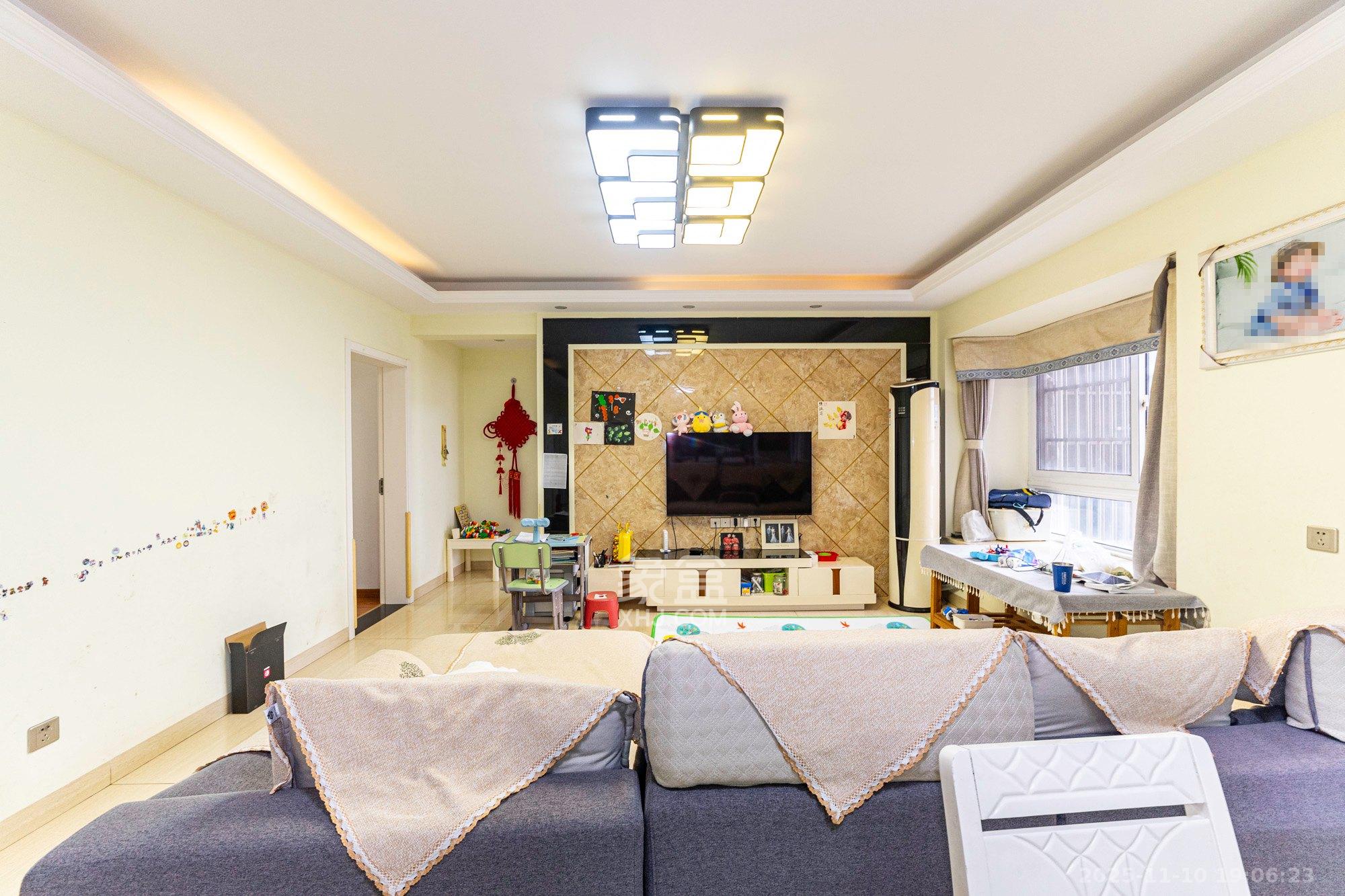 山水湾  4室2厅2卫    89.0万客厅