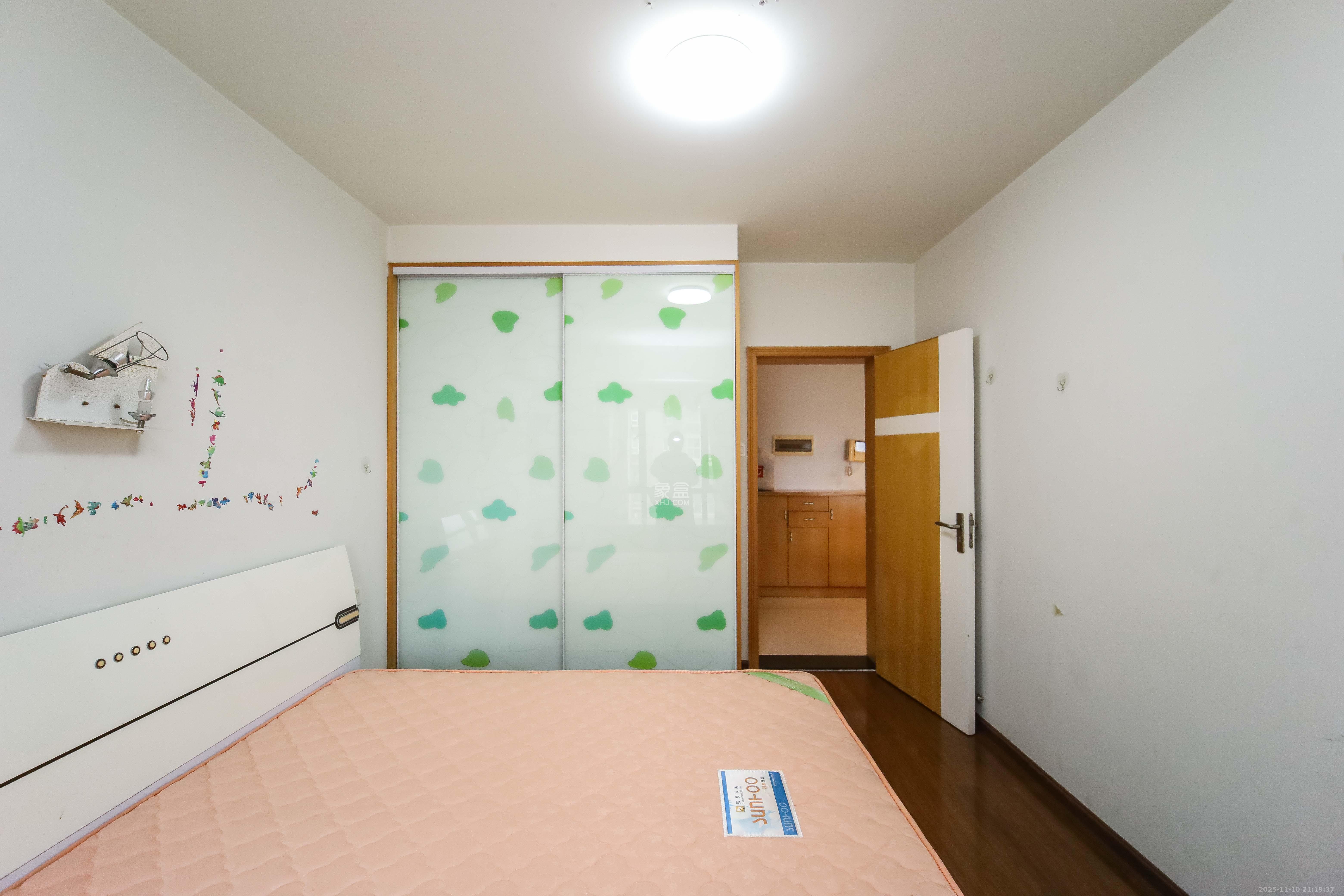 西子花苑  3室2厅2卫    113.0万卧室