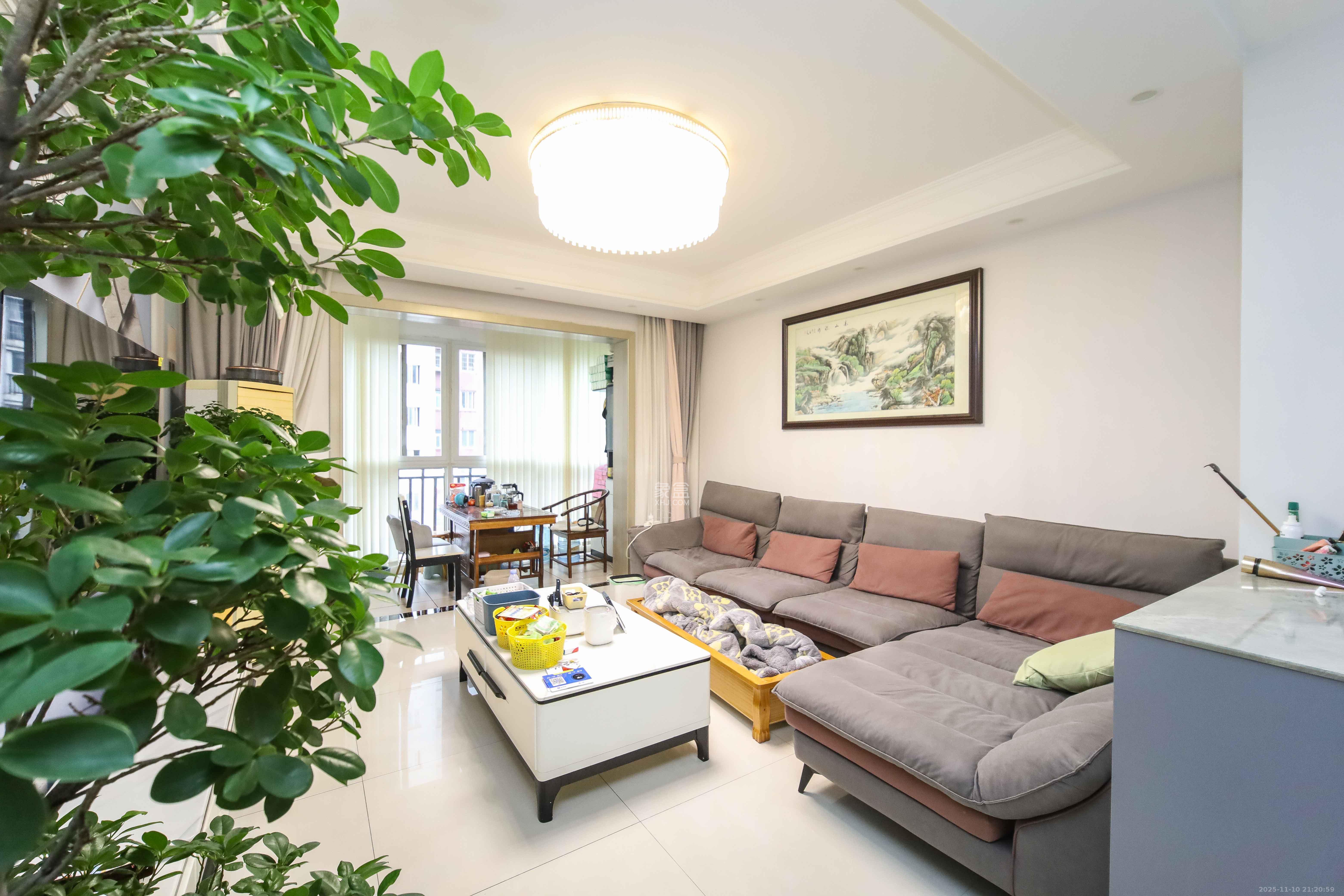 一品东庭 3室2厅2卫 110.0万 一品东庭 3室2厅2卫 110.0万客厅