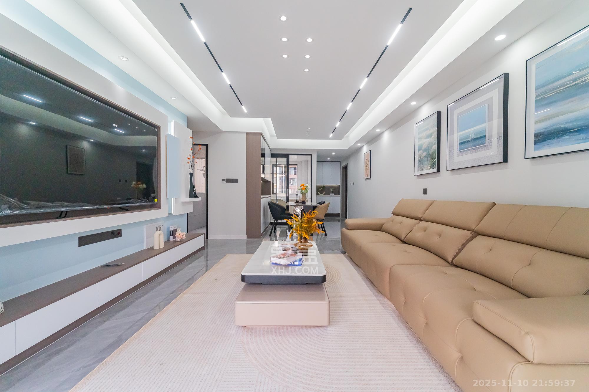 旭辉美的东樾城  4室2厅2卫    115.0万客厅