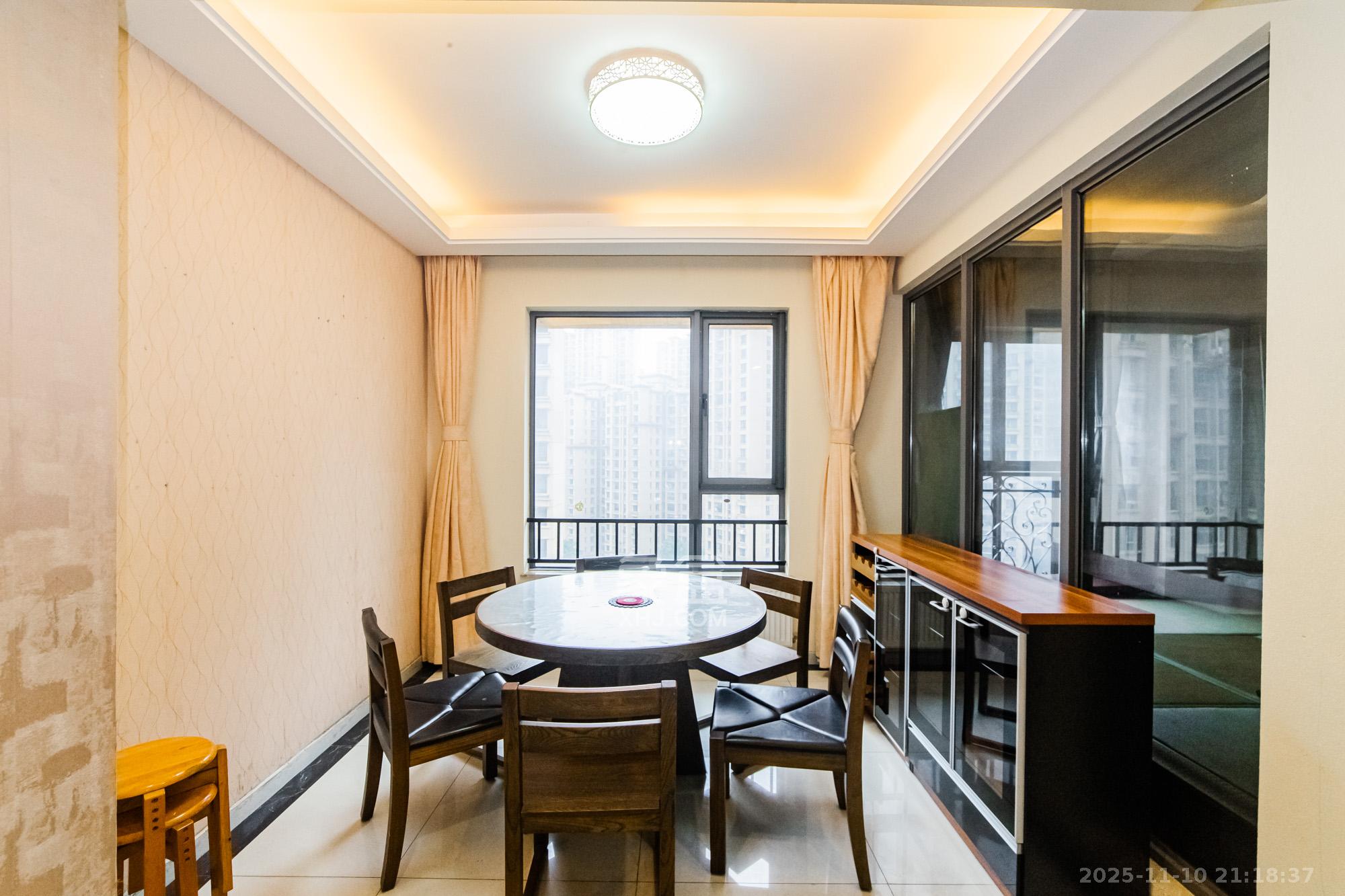 珠江郦城探香里 4室2厅2卫 118.8万 珠江郦城探香里 4室2厅2卫 118.8万客厅