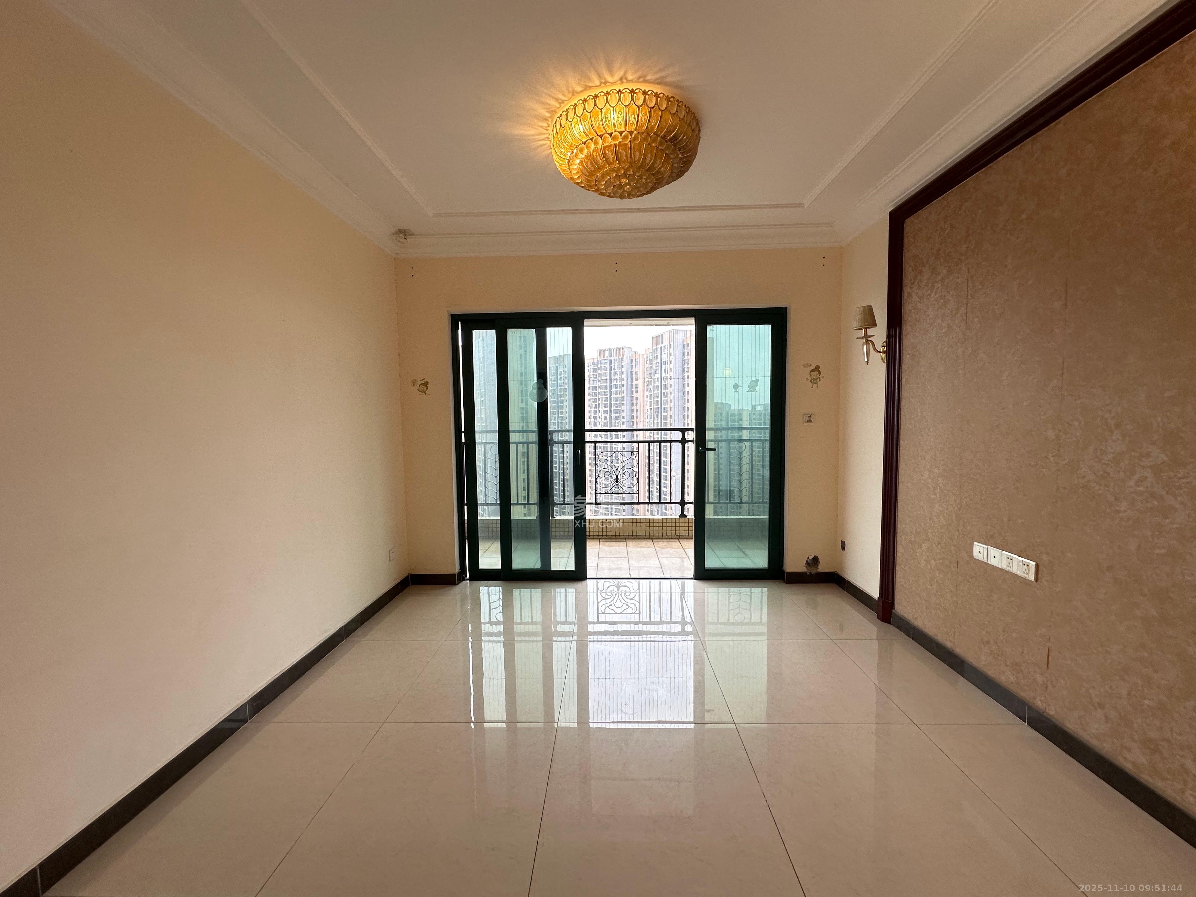 恒大雅苑  3室2厅2卫    1800.0元/月室内图