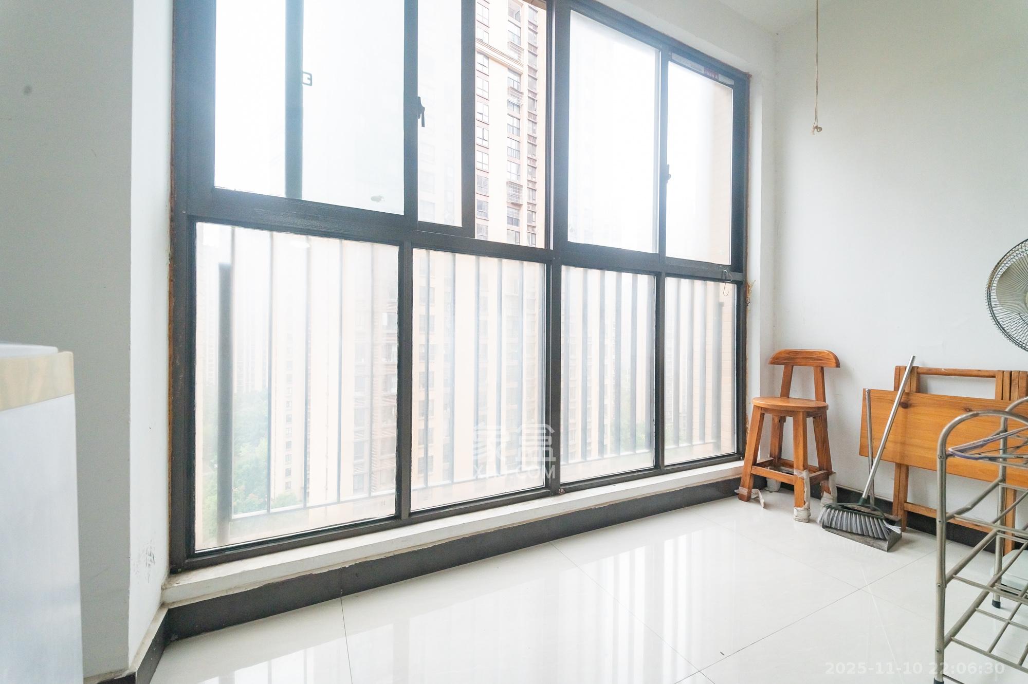 华润凤凰城三期 2室1厅1卫 59.0万 华润凤凰城三期 2室1厅1卫 59.0万阳台