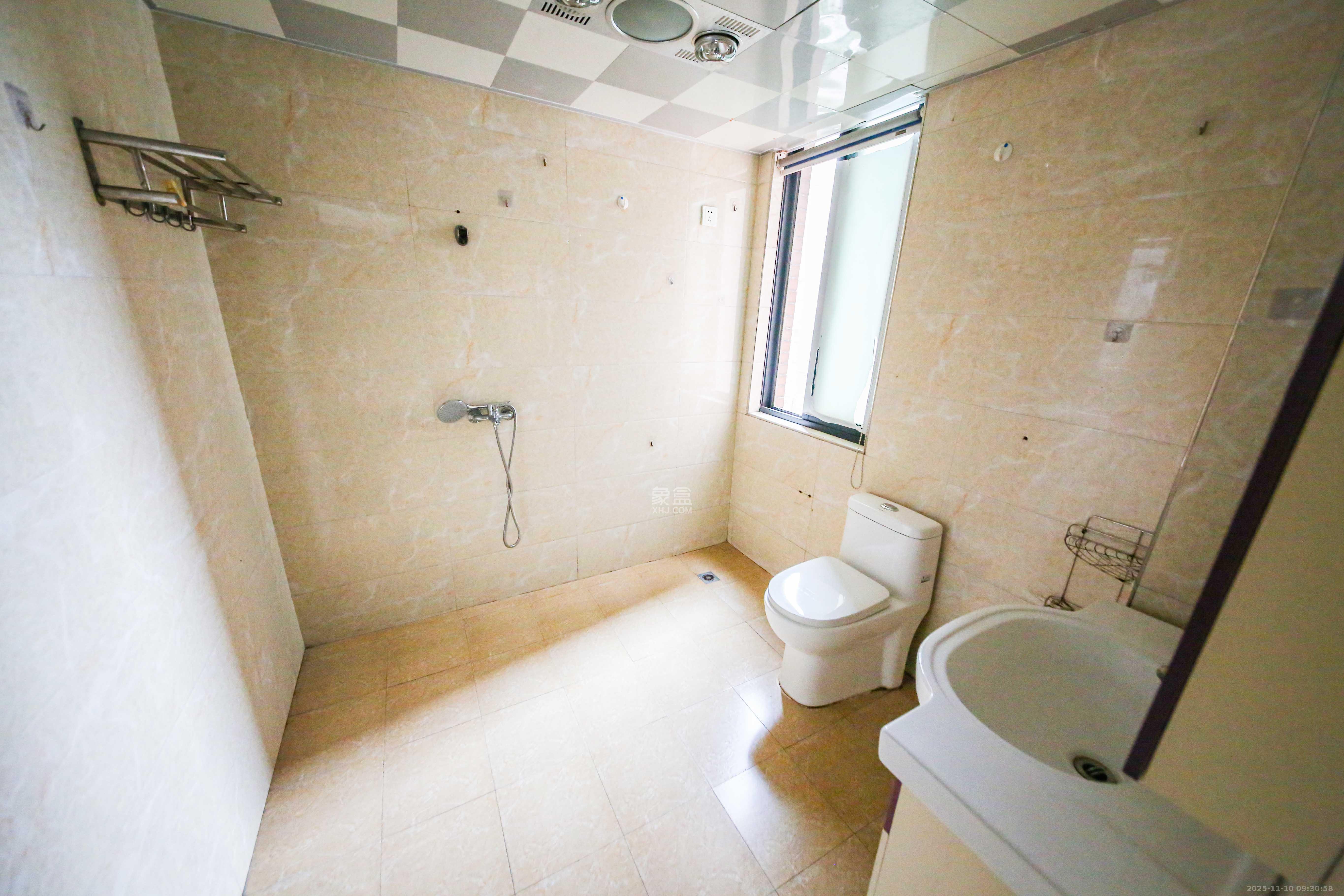 天城泰祥苑 3室2厅1卫 99.0万 天城泰祥苑 3室2厅1卫 99.0万卫生间