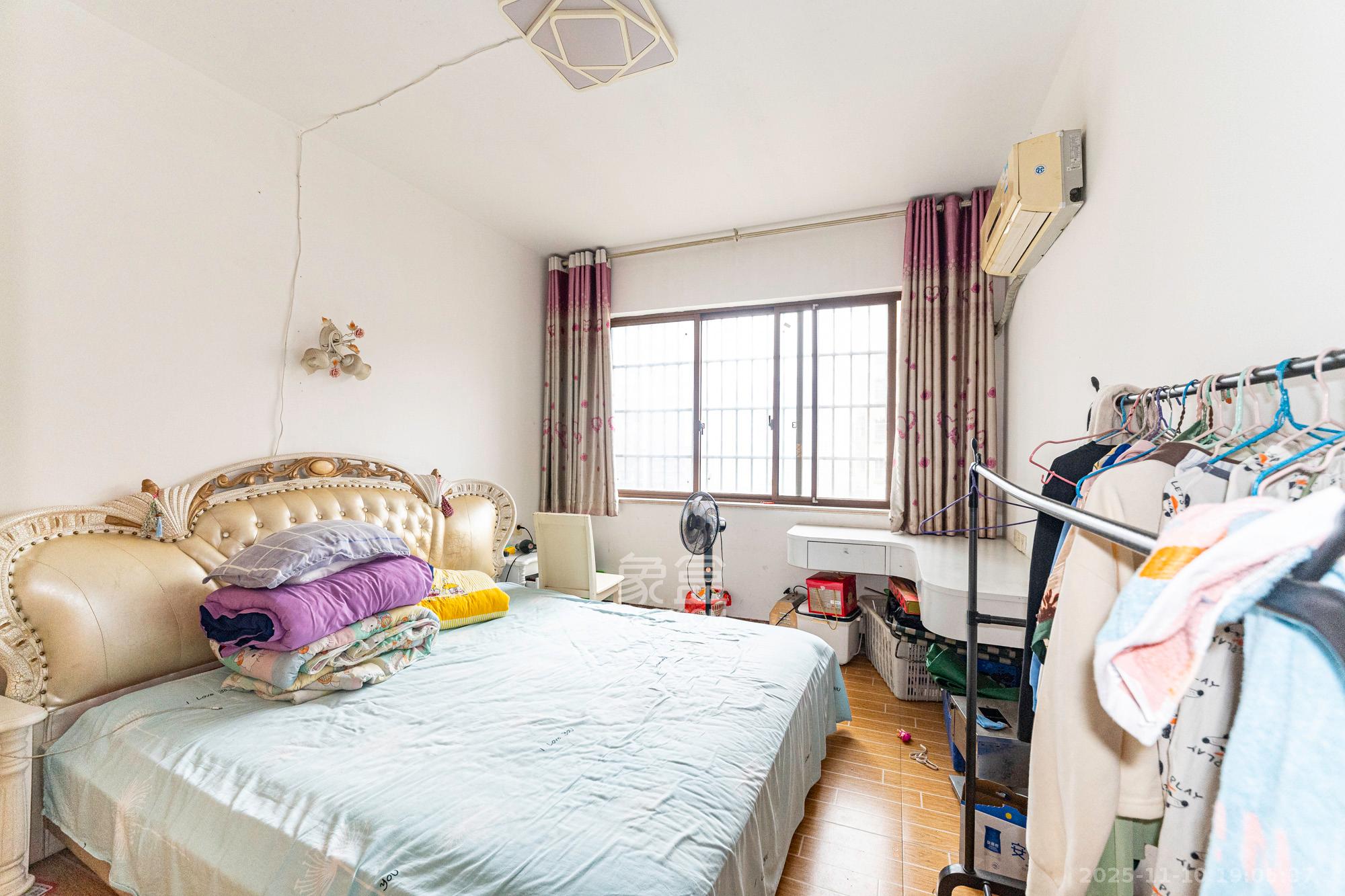 四季星城  3室2厅2卫    59.8万卧室