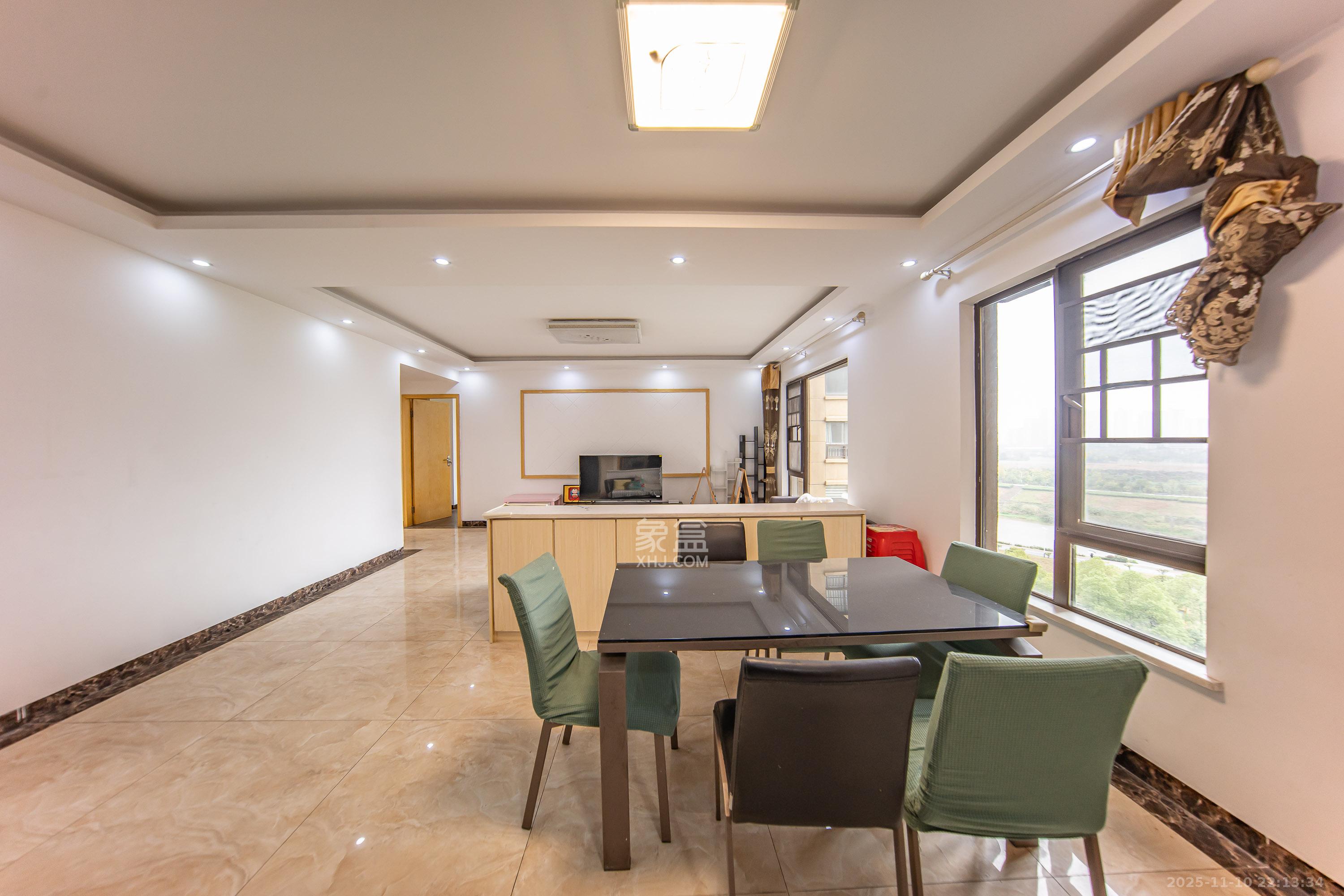 华润橡树湾  1室2厅2卫    93.8万客厅