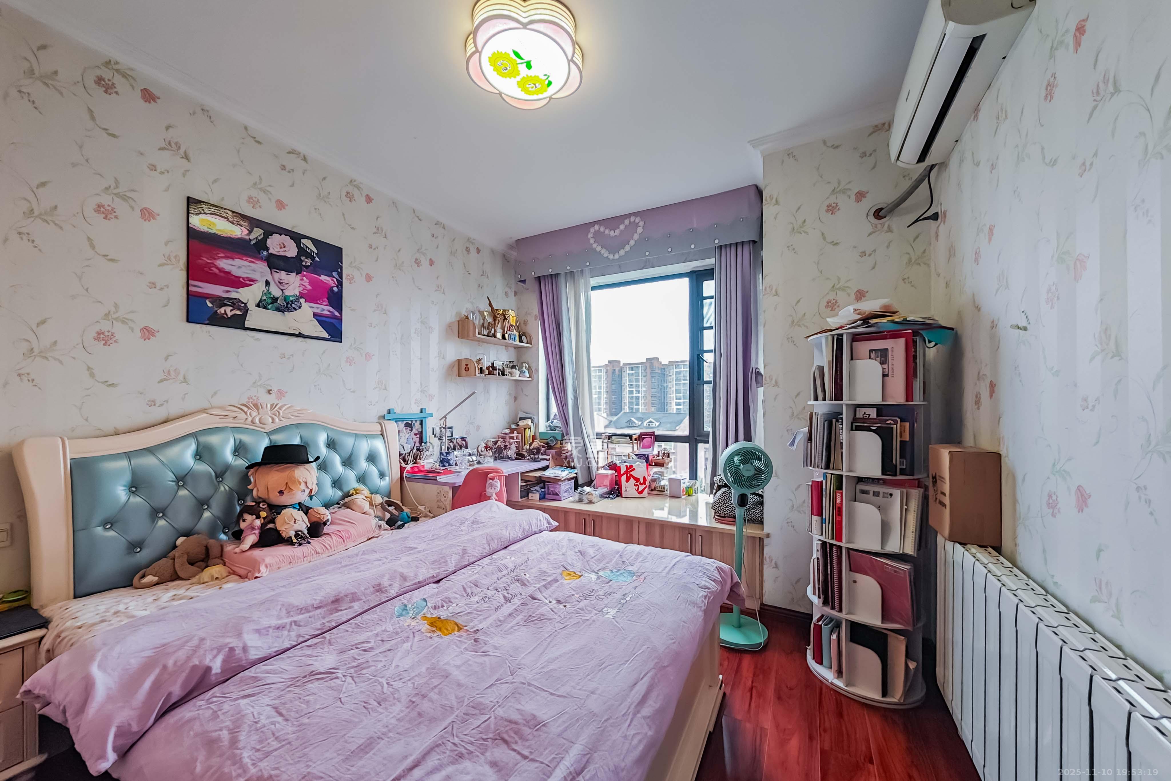 融科东南海  6室2厅2卫    288.0万卧室