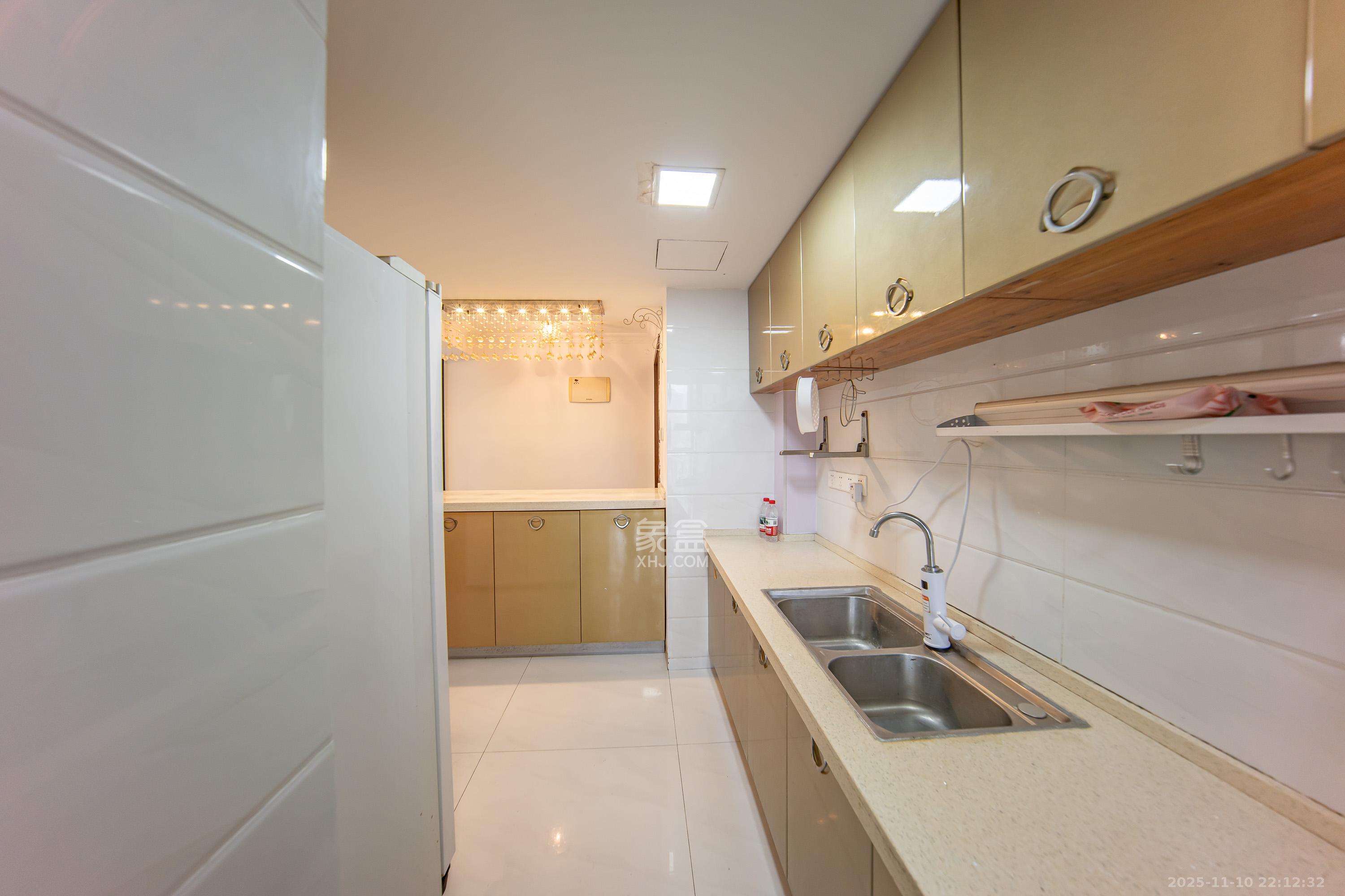 华润橡树湾  3室2厅1卫    70.0万厨房