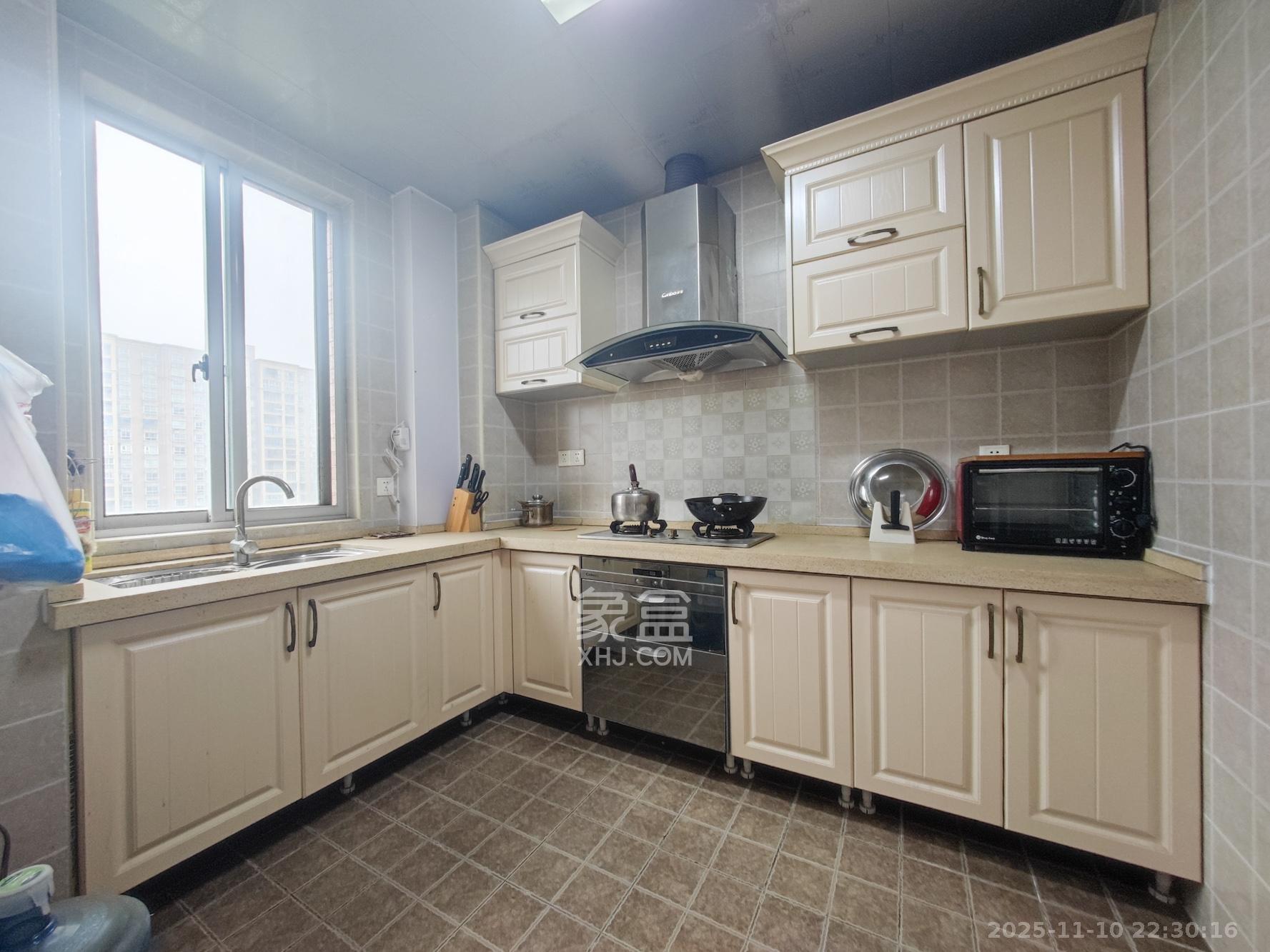 桃阳苑(省人大单位房) 3室2厅2卫 150.0万 桃阳苑(省人大单位房) 3室2厅2卫 150.0万厨房