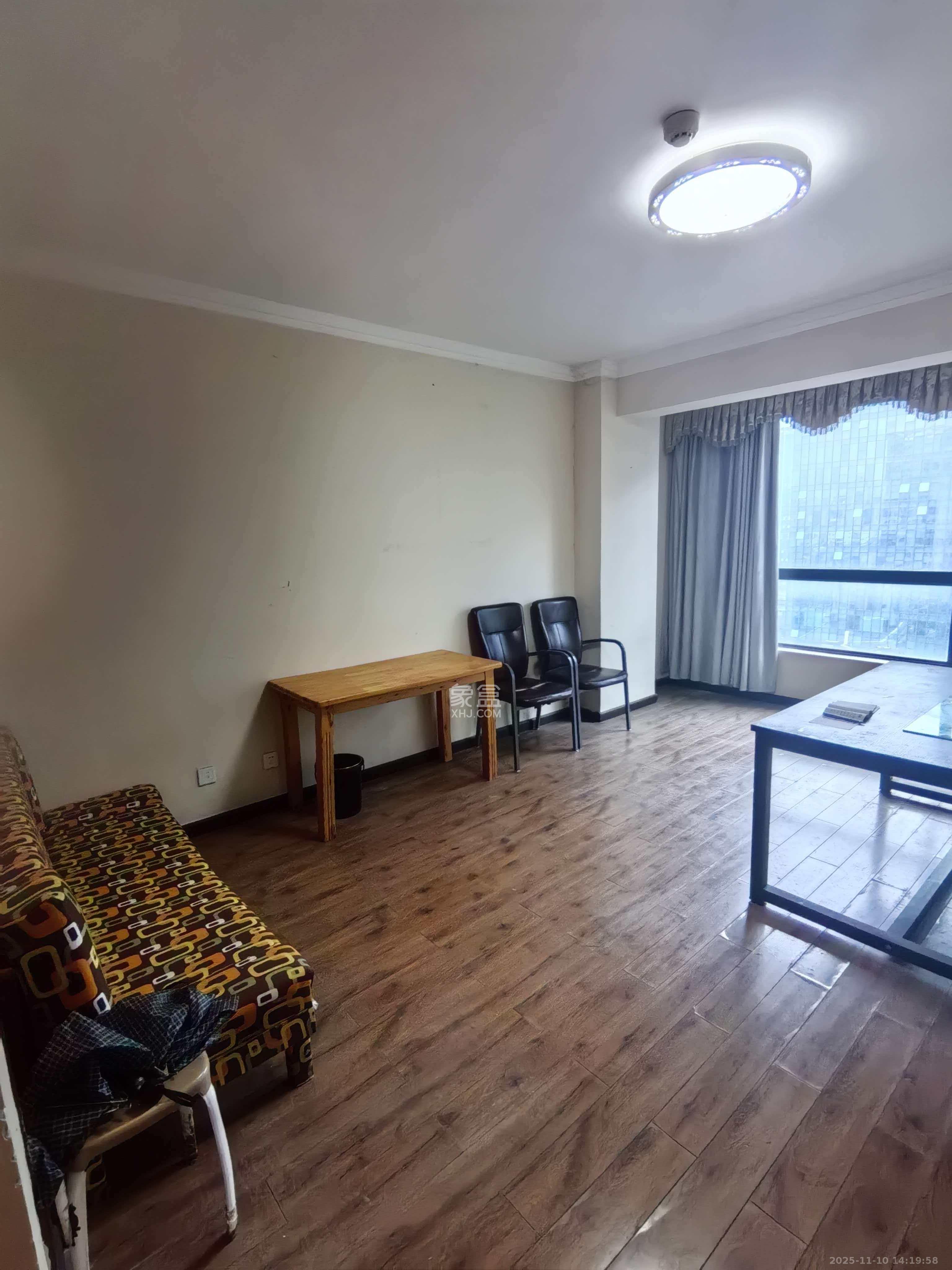 标志商务中心  1室1厅1卫    1500.0元/月