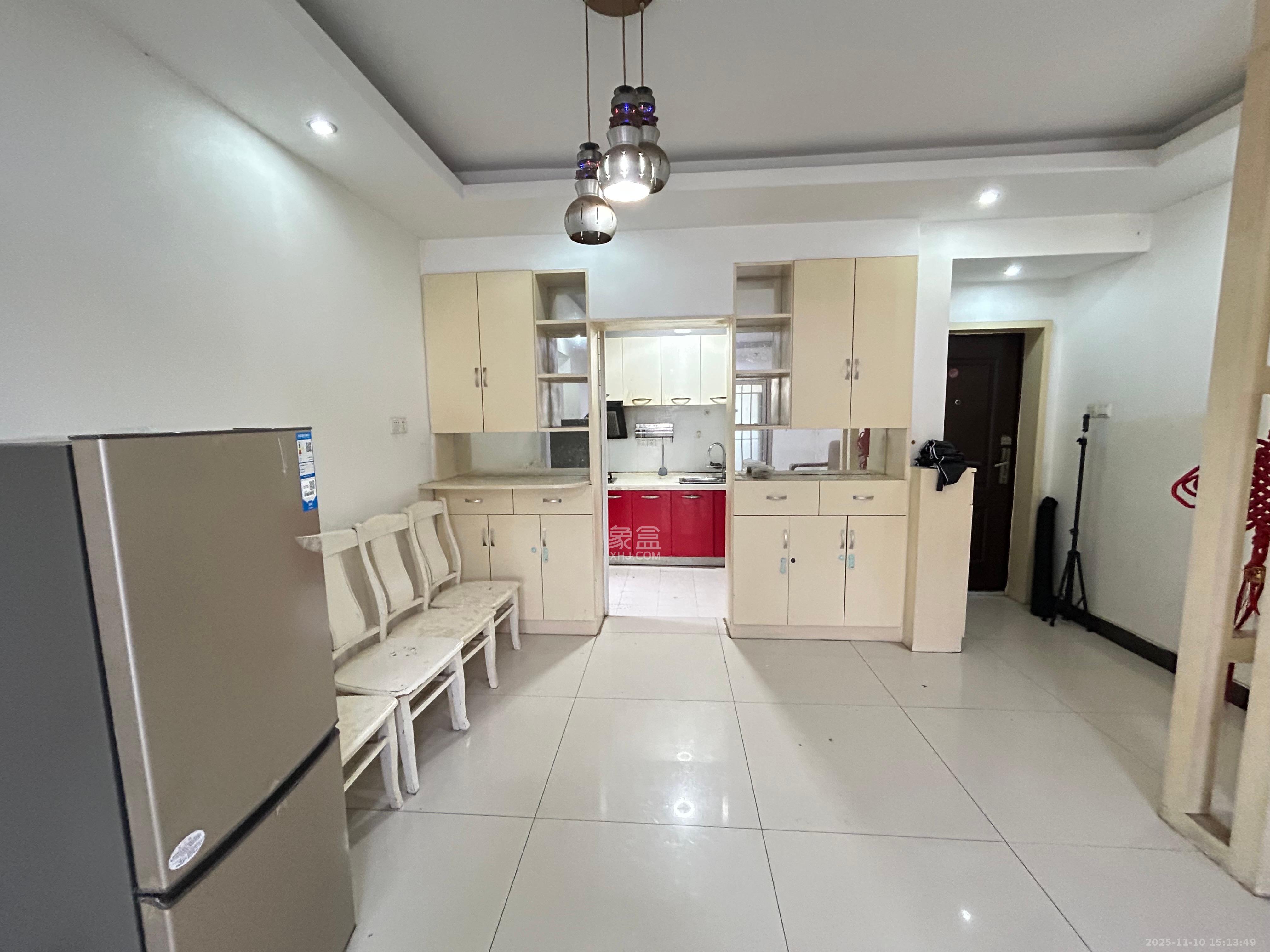 麓谷加州阳光  3室2厅1卫    2300.0元/月室内图