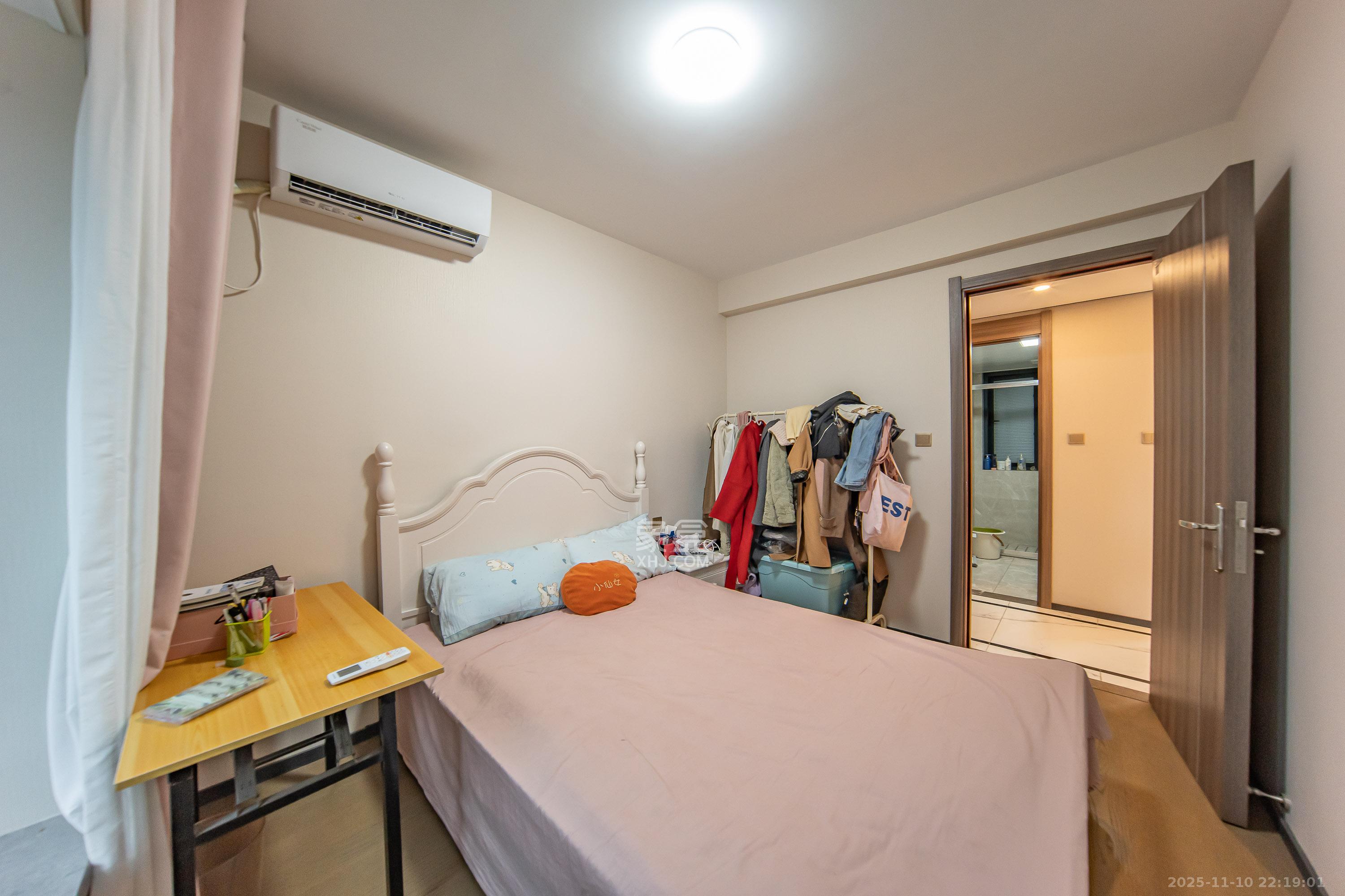 中海阅麓山二期  3室2厅2卫    130.0万卧室