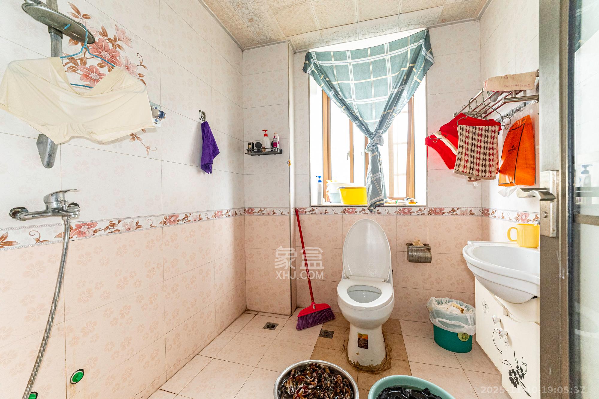 四季星城  3室2厅2卫    59.8万卫生间