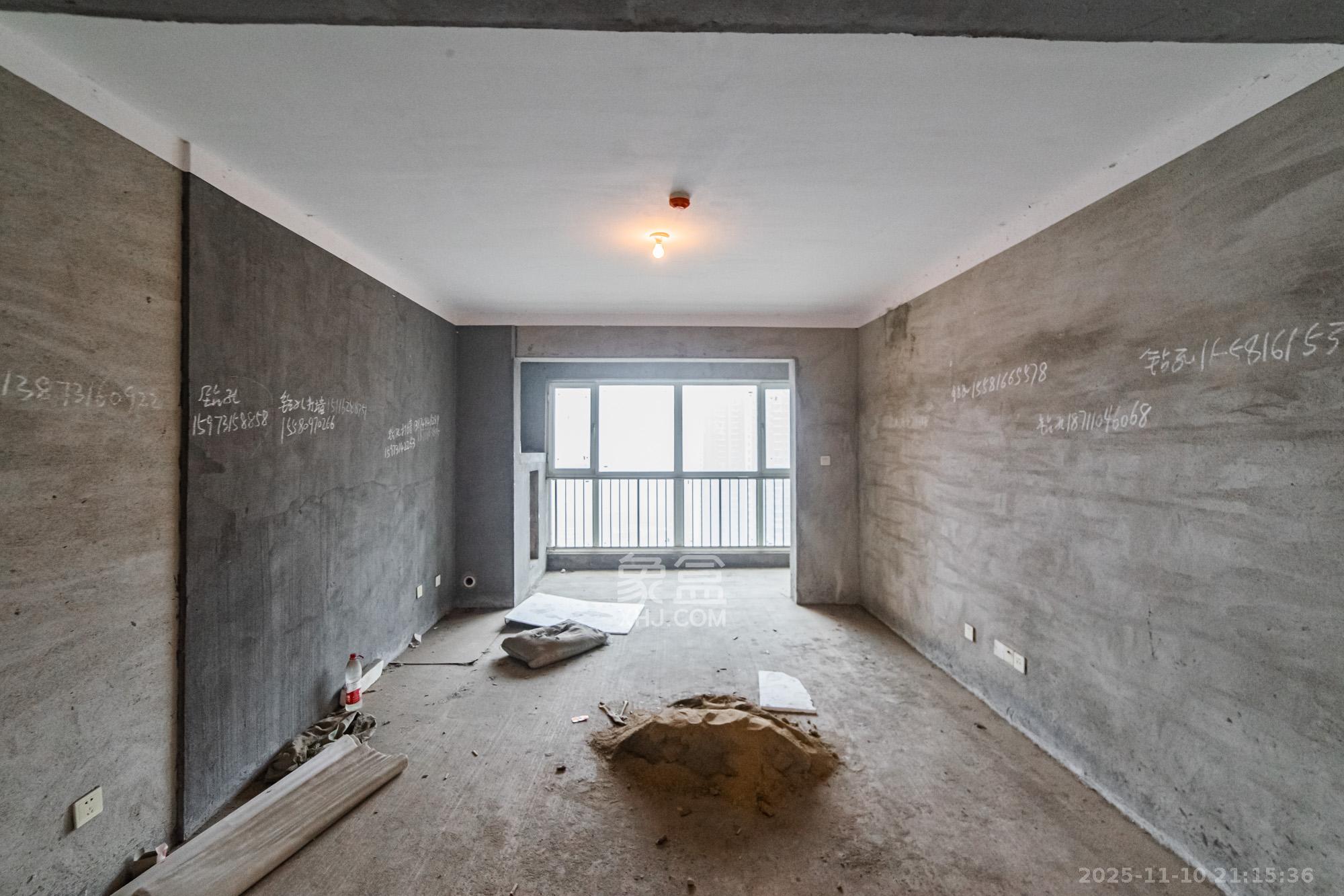 北辰三角洲E6区  4室2厅2卫    180.0万