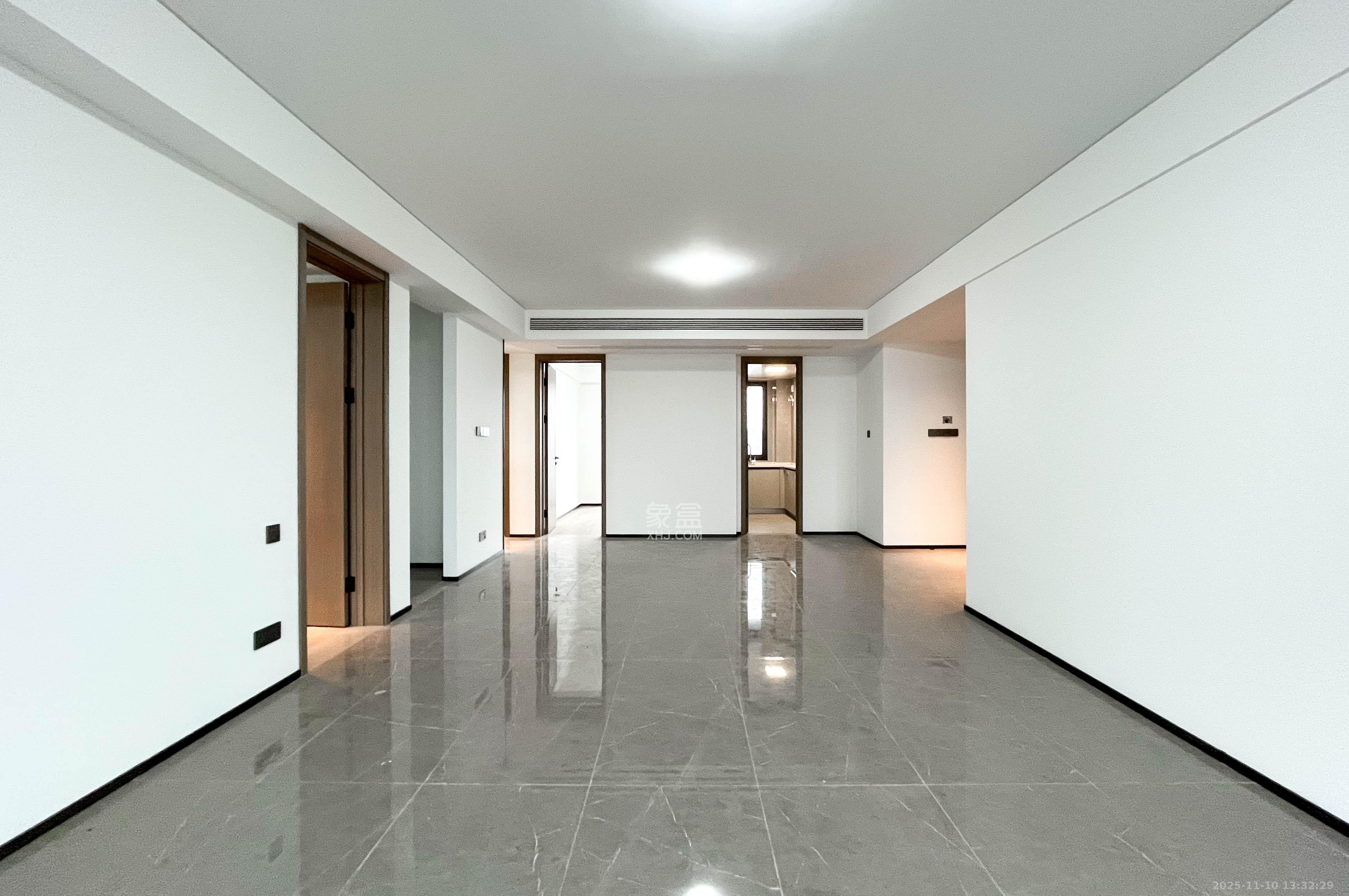 金地峯范 4室2厅2卫 259.0万 金地峯范 4室2厅2卫 259.0万客厅