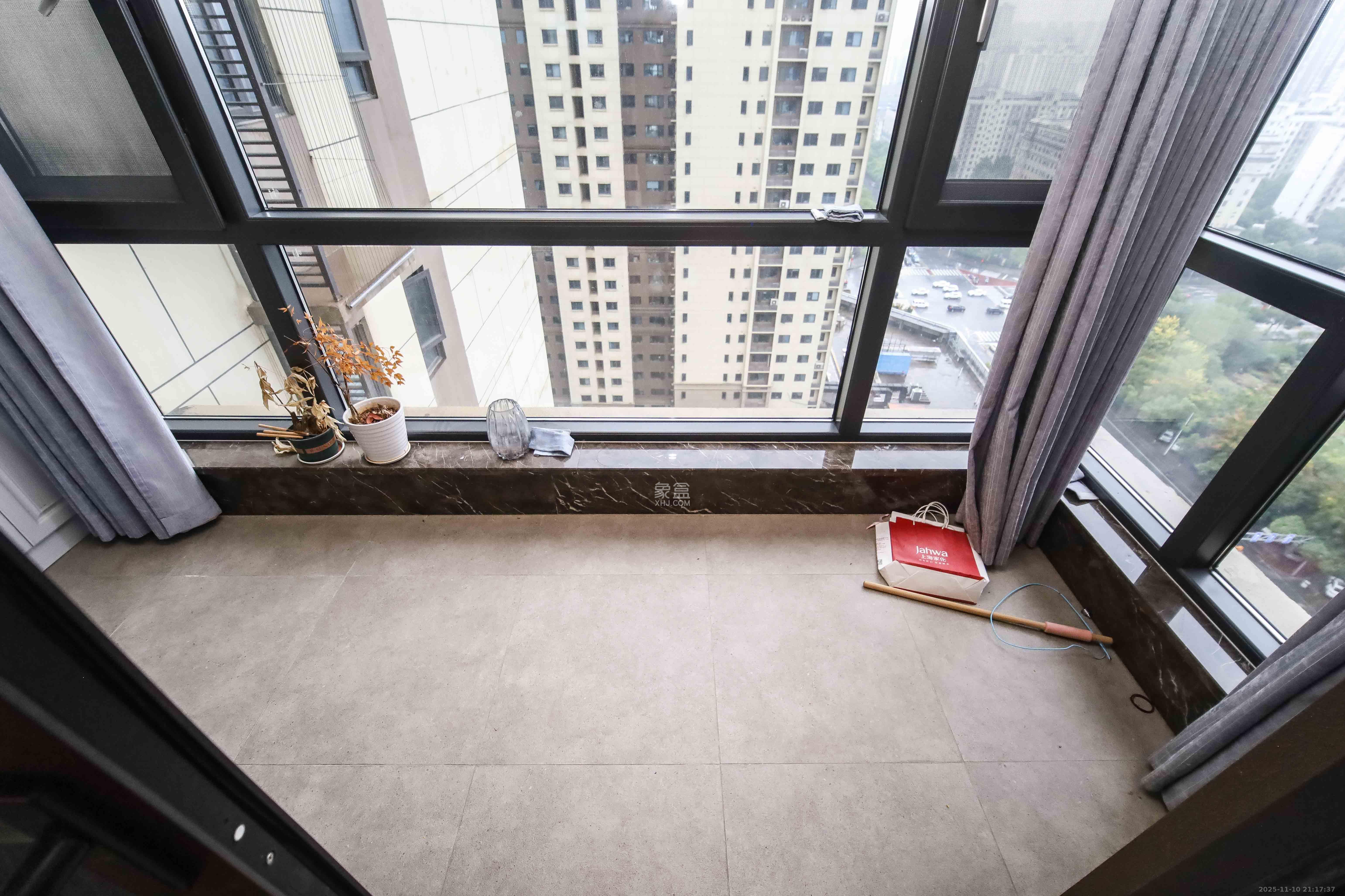 万科金域蓝湾 4室2厅2卫 180.0万 万科金域蓝湾 4室2厅2卫 180.0万阳台