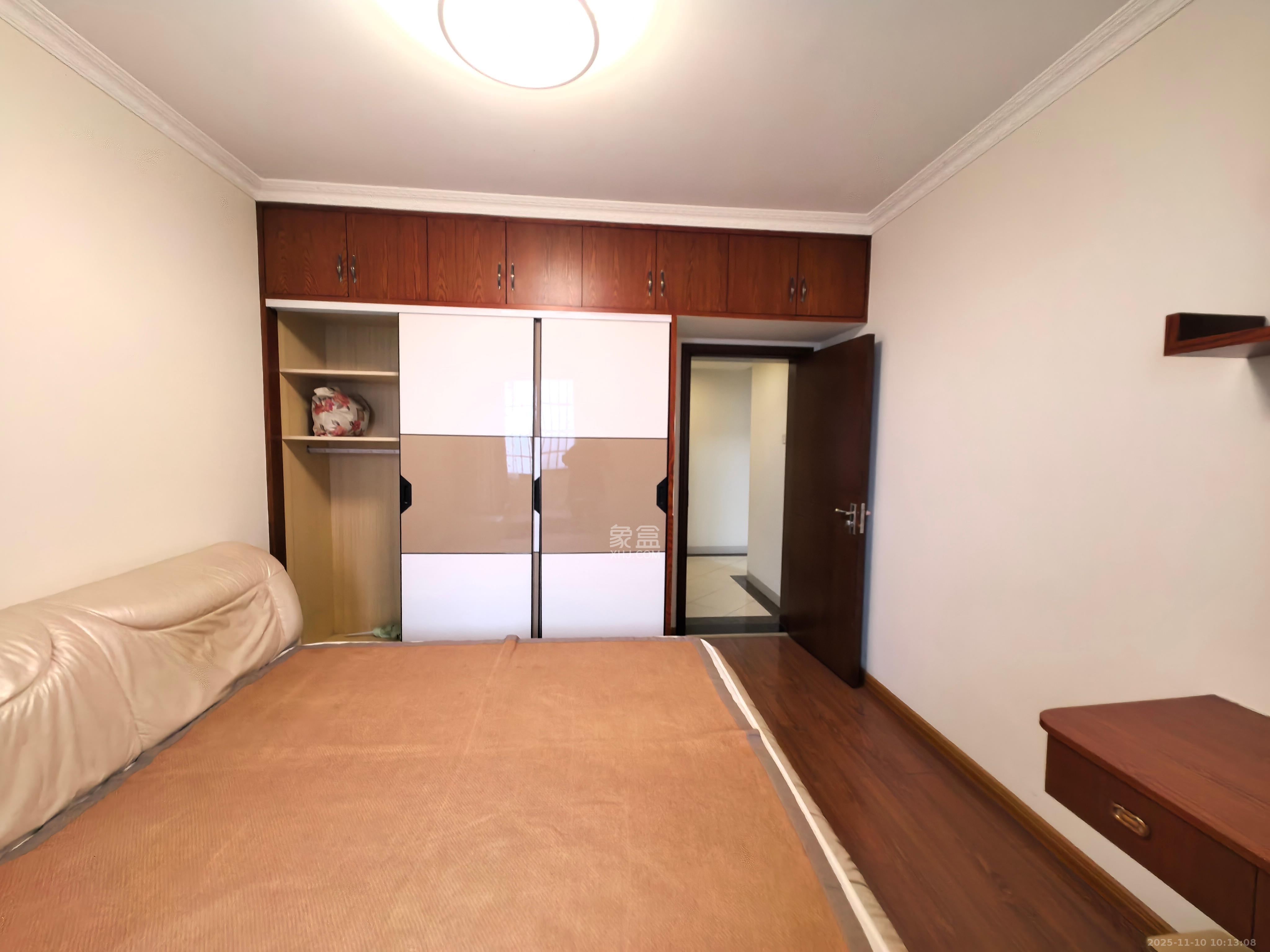 新城国际花都  3室2厅1卫    1800.0元/月室内图