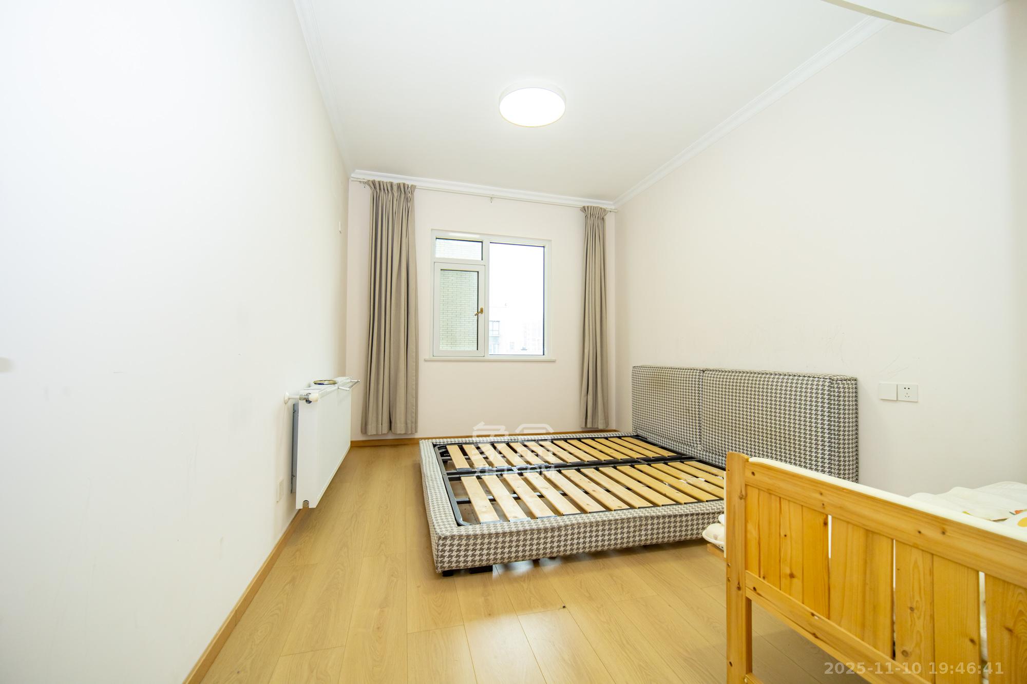 楚天世纪城东苑  4室2厅2卫    89.8万卧室