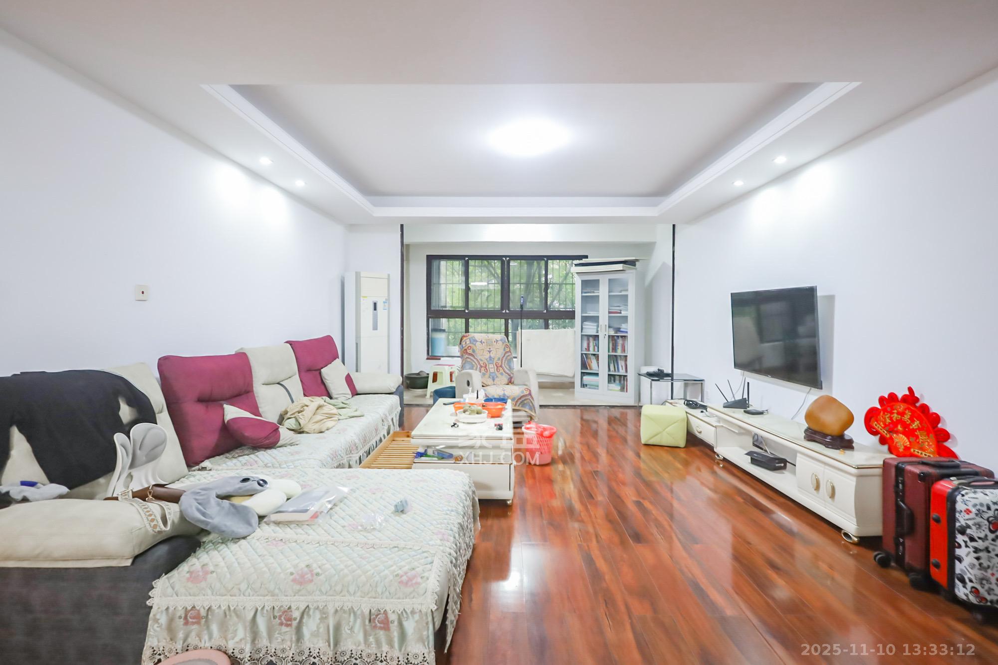 绿地中央广场  4室2厅2卫    4500.0元/月