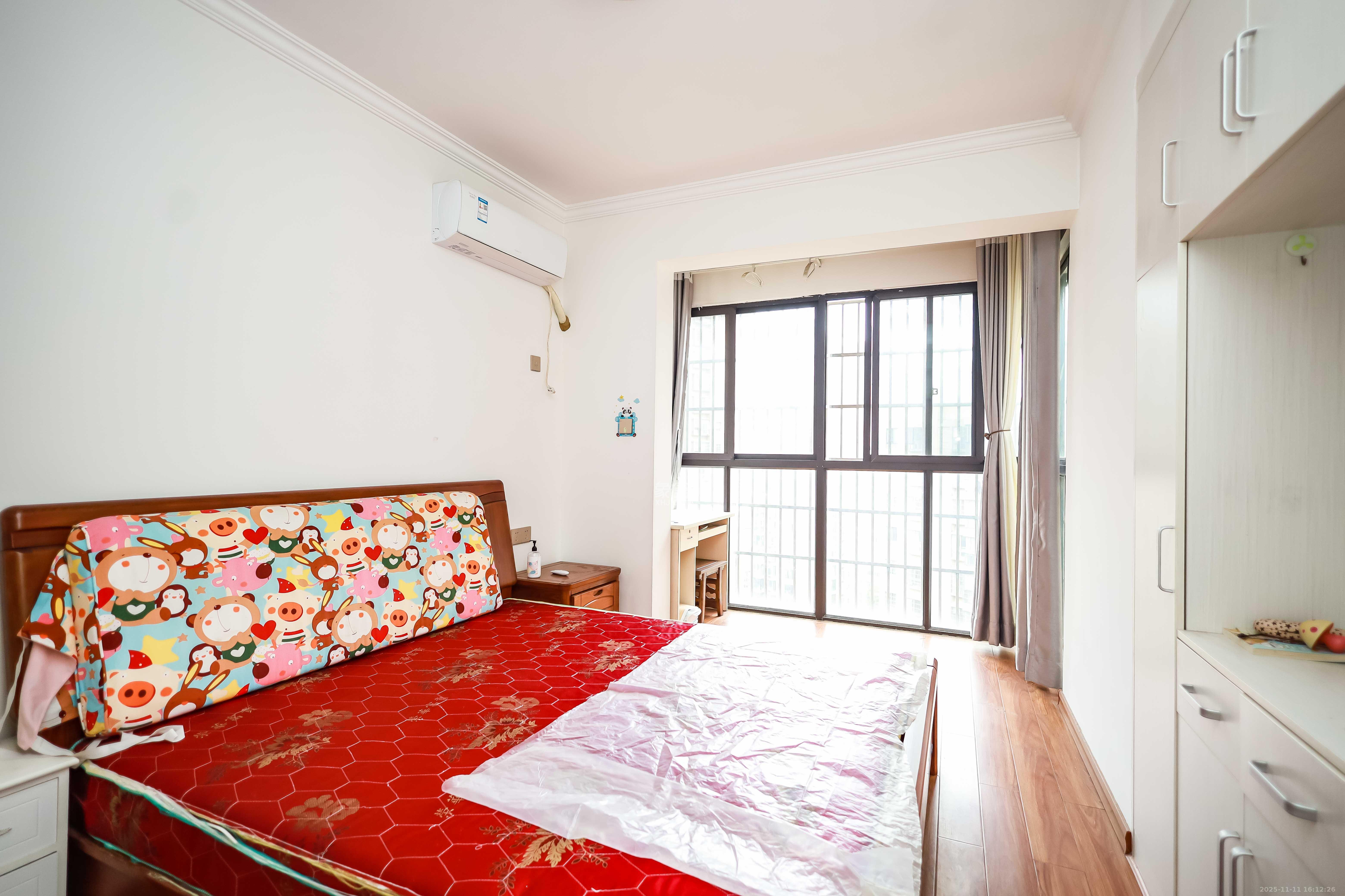 阳光晶城 4室2厅2卫 106.0万 阳光晶城 4室2厅2卫 106.0万卧室