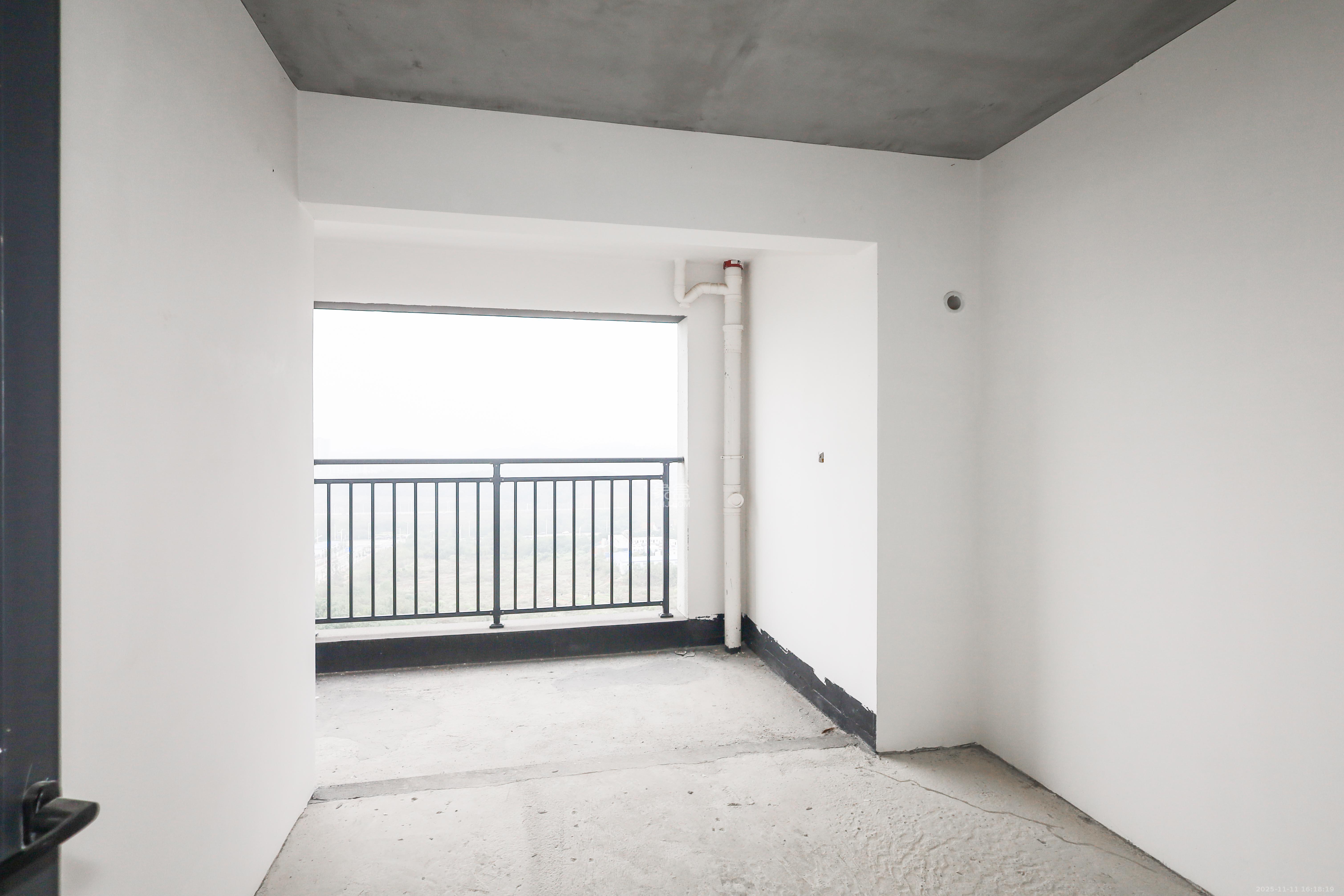 麓谷城市公园  4室2厅2卫    158.0万卧室