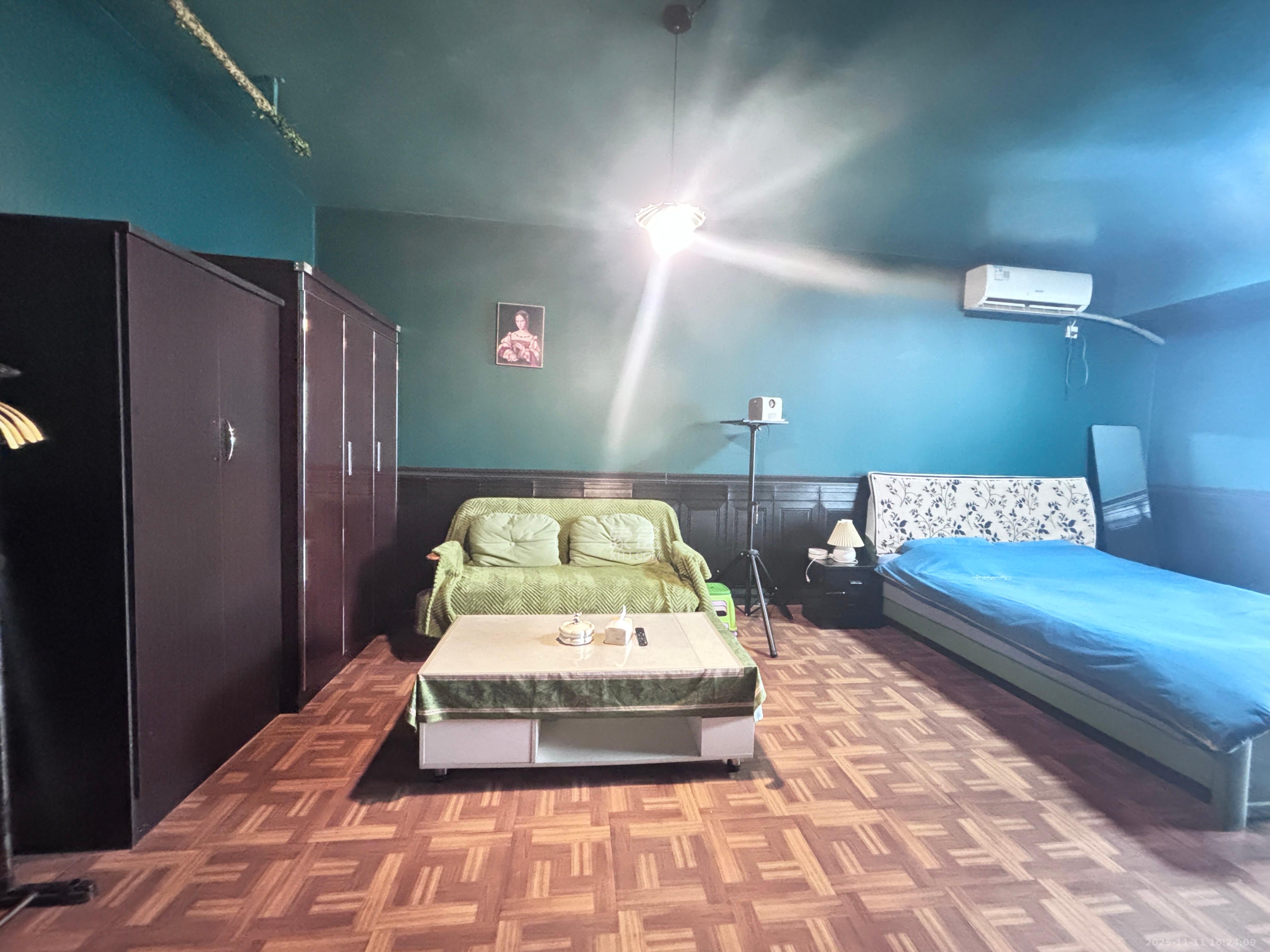 东一国际  1室1厅1卫    1600.0元/月