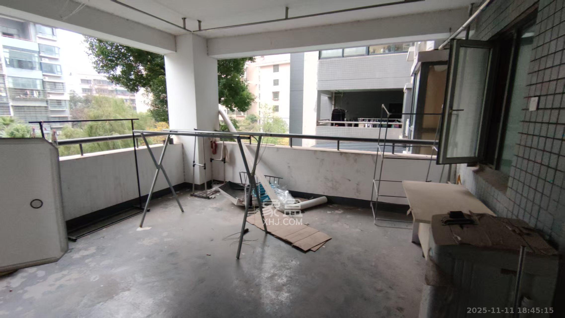 未来城科学家园 4室1厅2卫 2100.0元/月 未来城科学家园 4室1厅2卫 2100.0元/月室内图