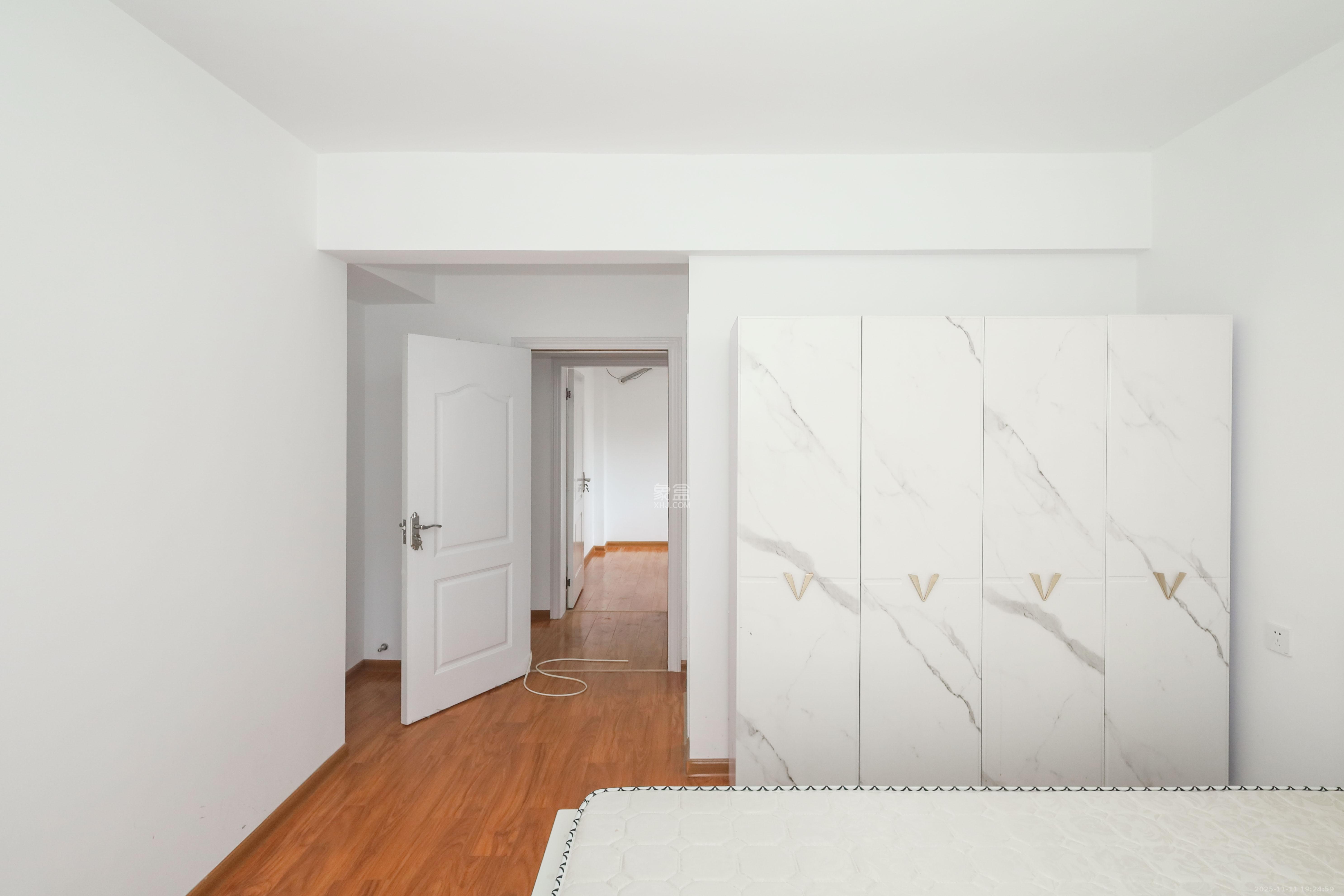 中国铁建梅溪青秀三期  4室2厅2卫    175.0万卧室