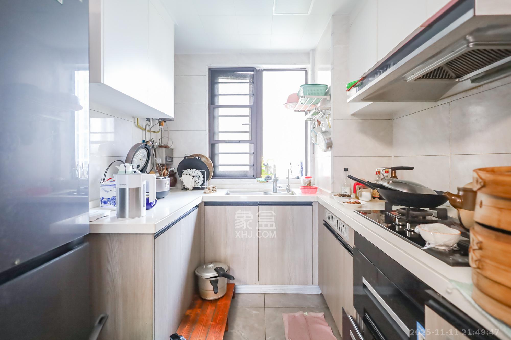 越秀悦湖台  4室2厅2卫    248.5万厨房