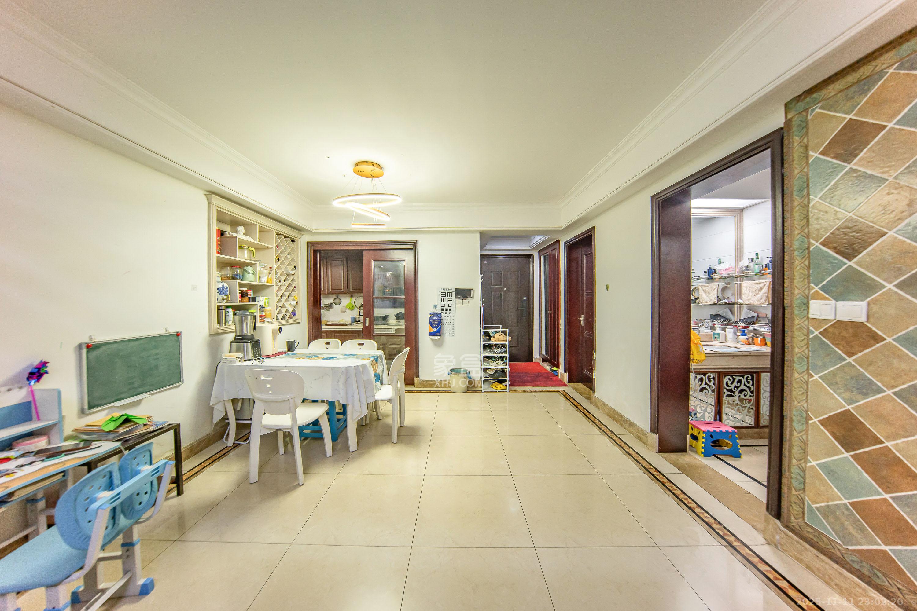 中海国际一期  3室2厅1卫    64.8万客厅