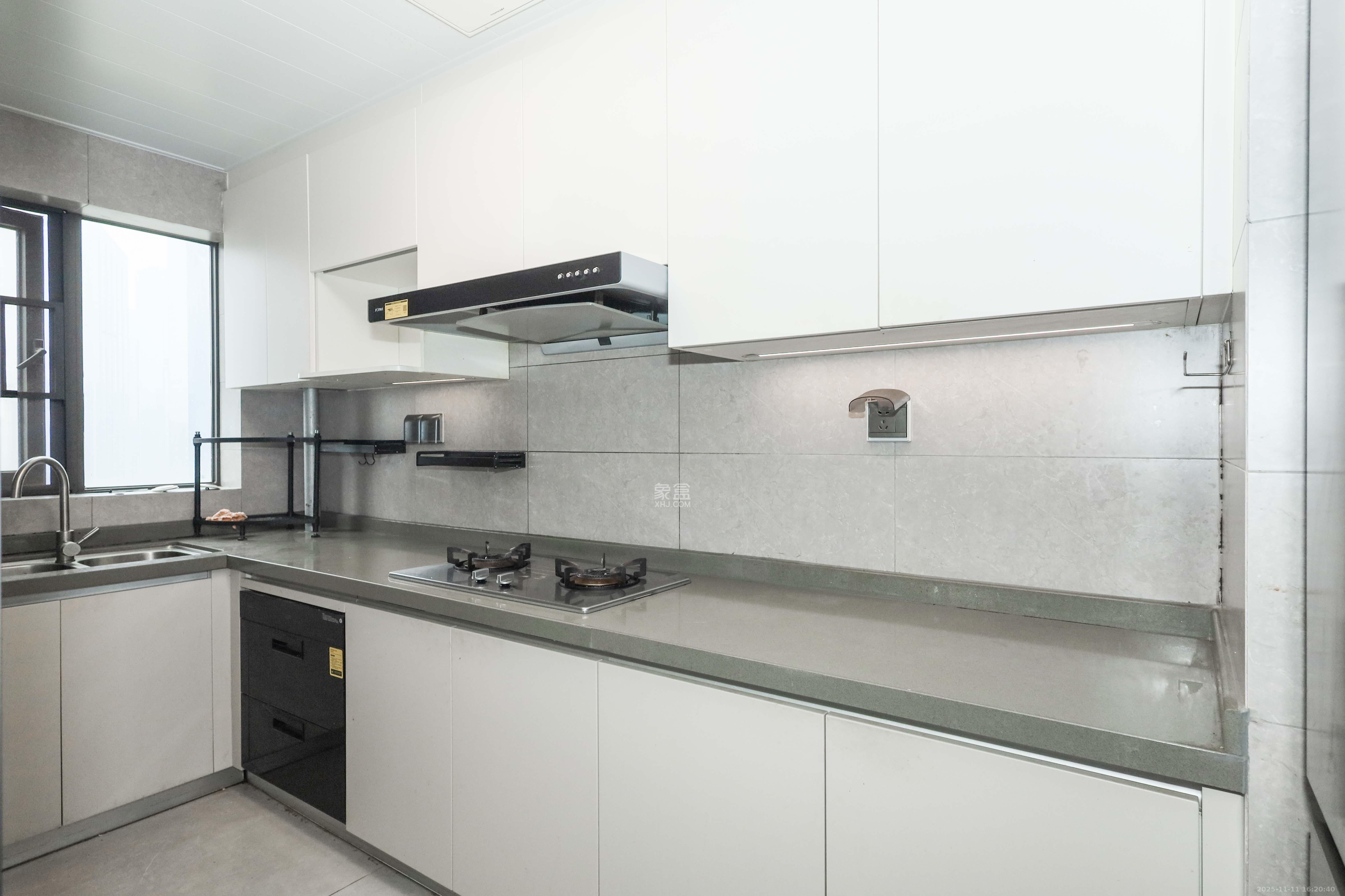时代梅溪领峰  4室2厅2卫    168.0万厨房