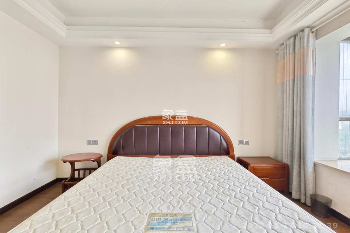 西岸润泽府 4室2厅2卫 4500.0元/月 西岸润泽府 4室2厅2卫 4500.0元/月室内图