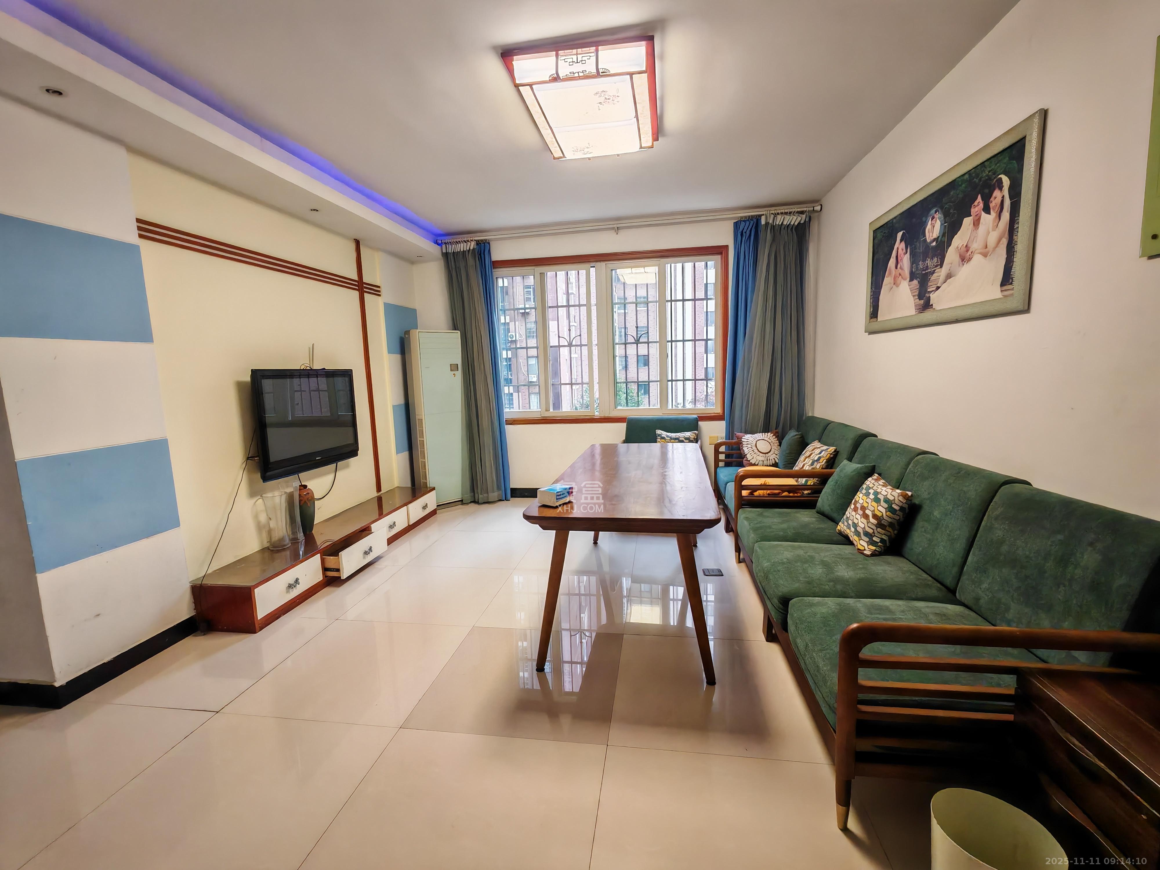 香槟小镇(香槟花苑）  3室2厅1卫    1800.0元/月