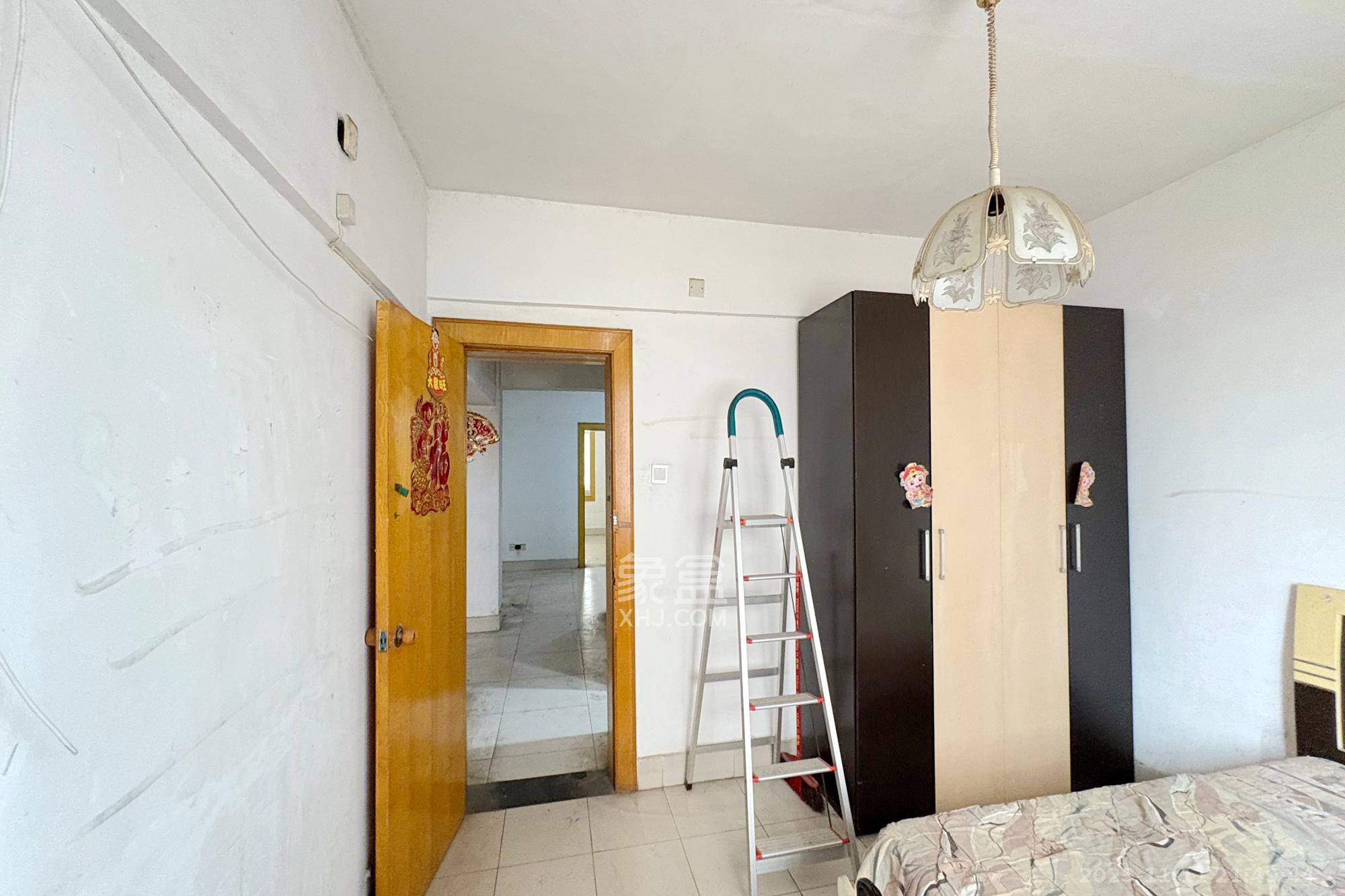 通泰街商居楼  3室1厅1卫    55.0万卧室