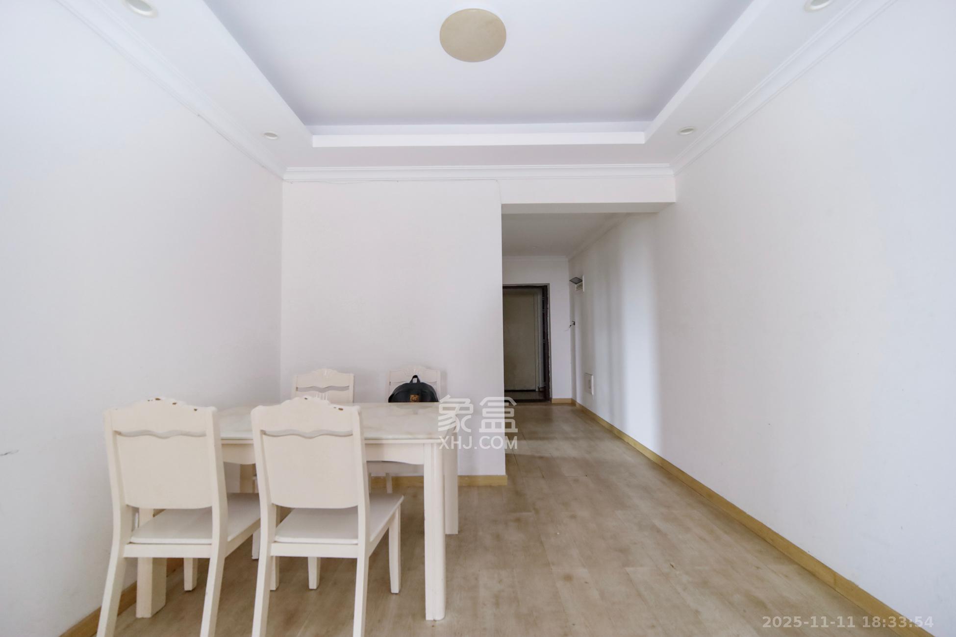 五江天街南区  3室2厅1卫    82.0万客厅