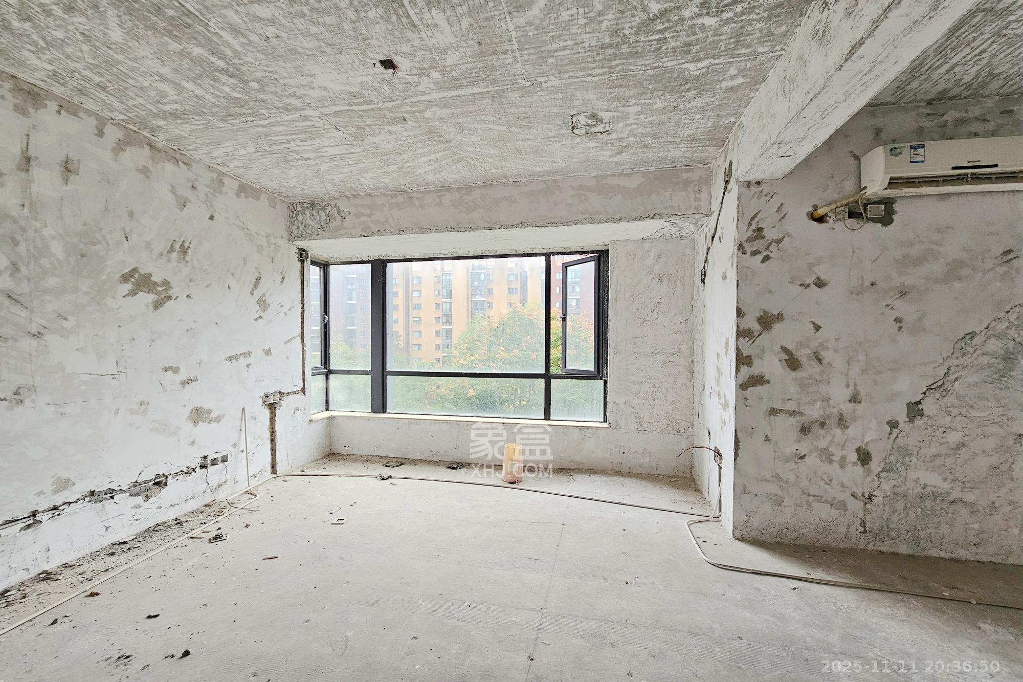 茂华国际湘  5室2厅2卫    180.0万卧室