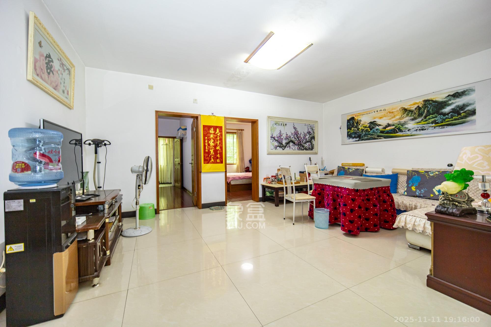 中南汽车世界  3室2厅1卫    38.8万客厅