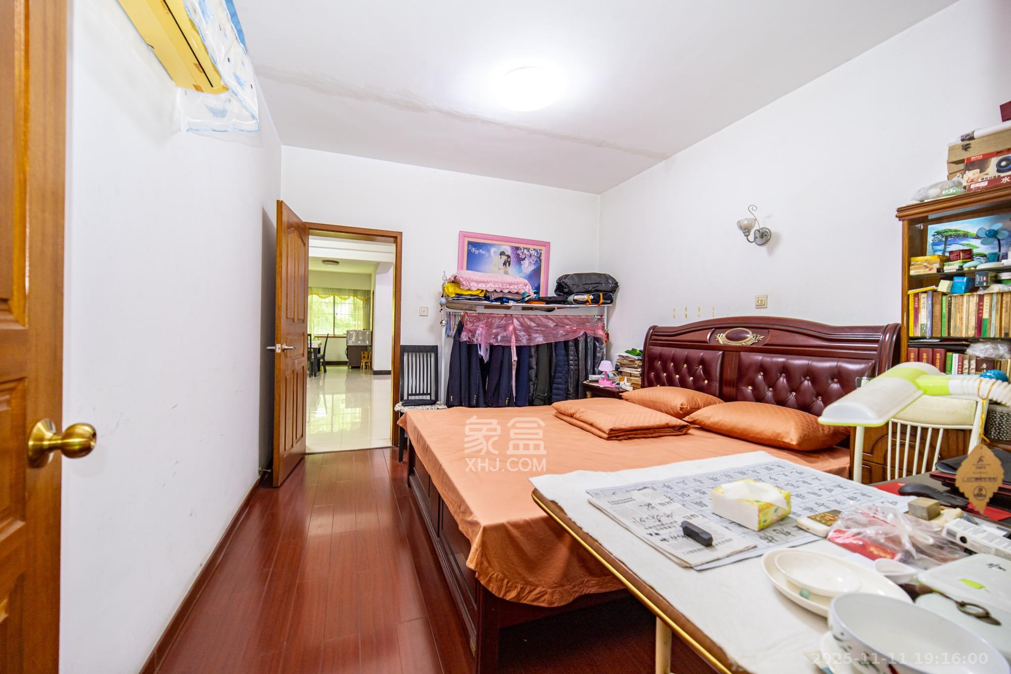 中南汽车世界  3室2厅1卫    38.8万卧室