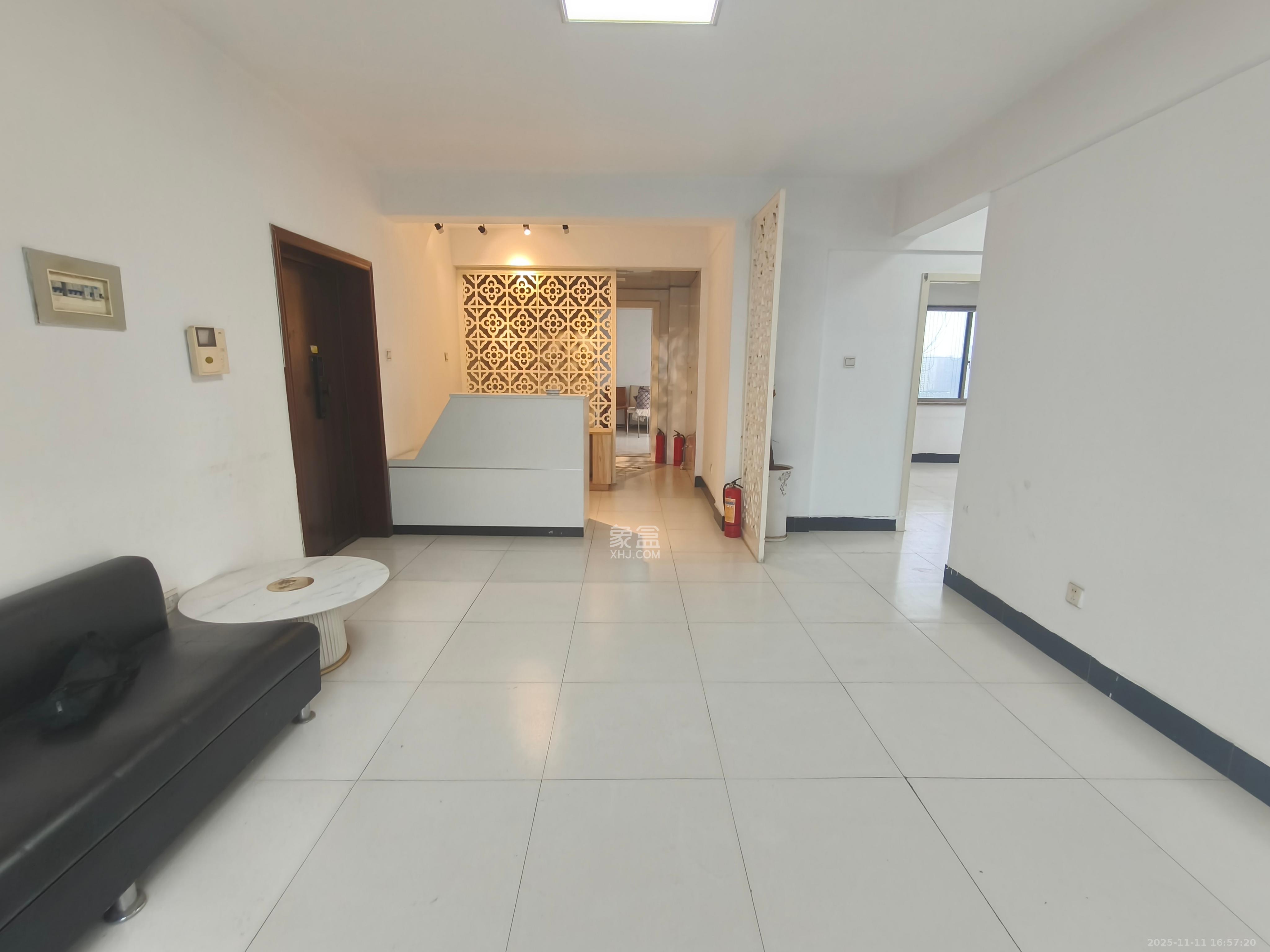 香颂国际  3室1厅1卫    1700.0元/月