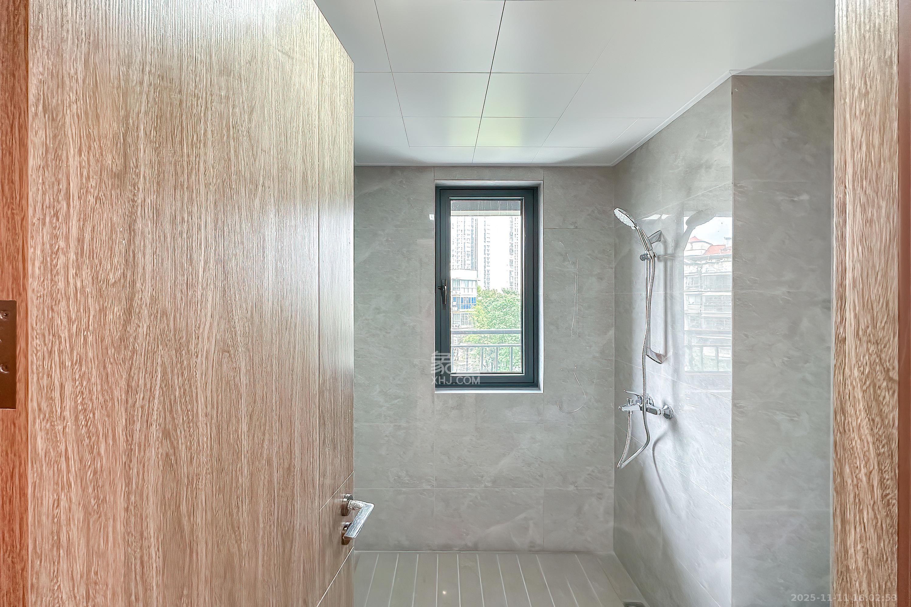 万科半岛国际 3室2厅2卫 180.0万 万科半岛国际 3室2厅2卫 180.0万卫生间