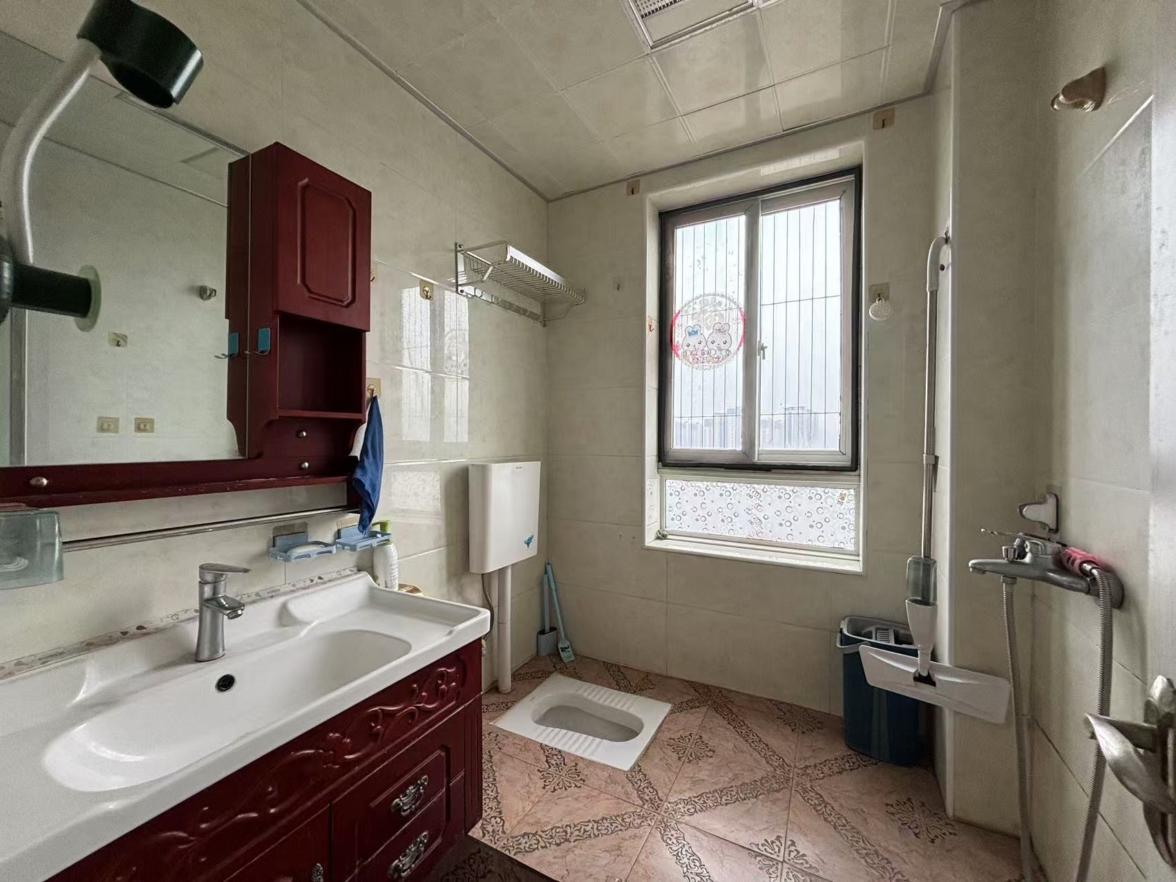 冠都现代城(冠都幸福彼岸) 1室2厅1卫 1600.0元/月 冠都现代城(冠都幸福彼岸) 1室2厅1卫 1600.0元/月室内图