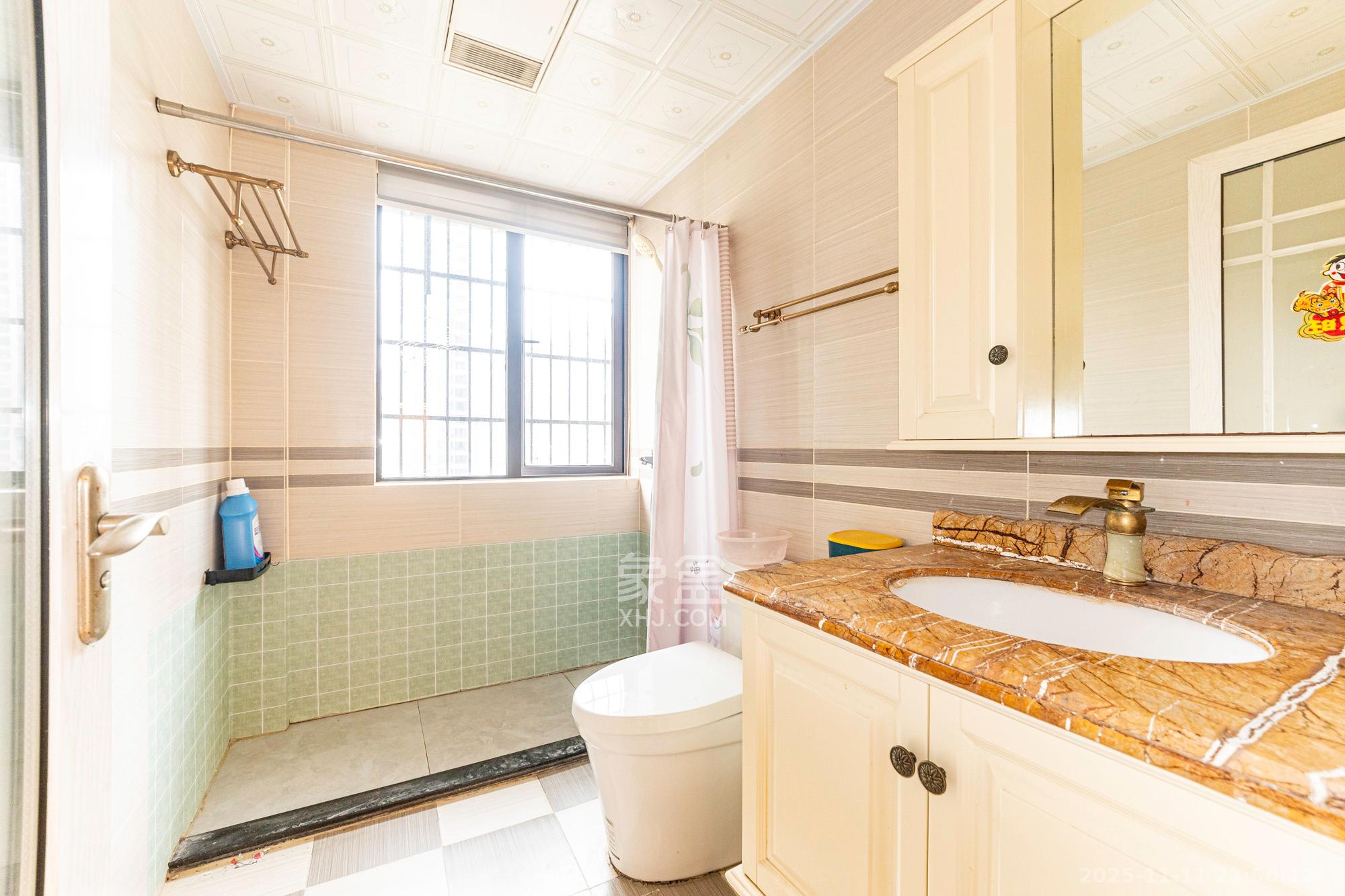 星湖湾一期高层  4室2厅2卫    108.0万卫生间