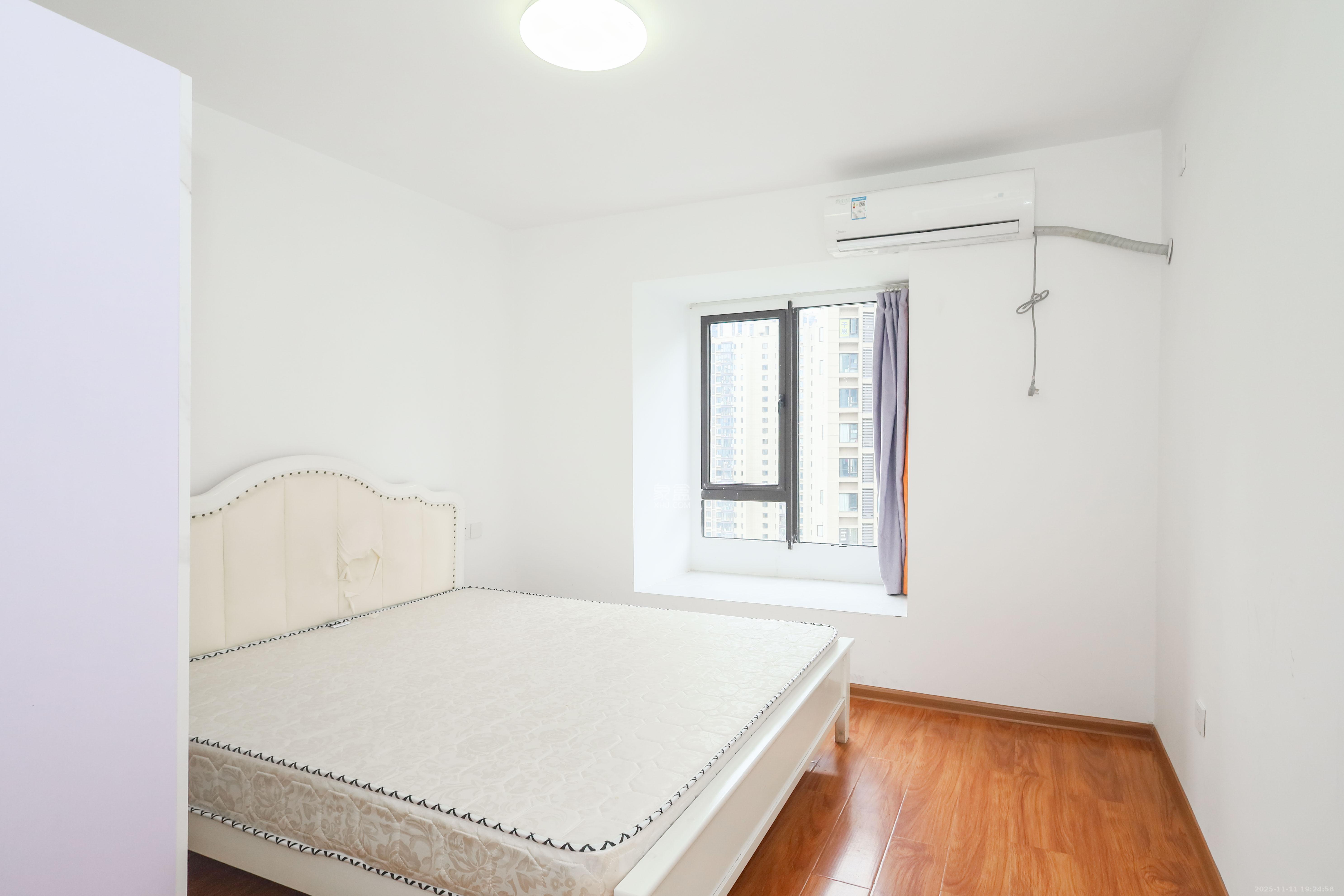 中国铁建梅溪青秀三期  4室2厅2卫    175.0万卧室