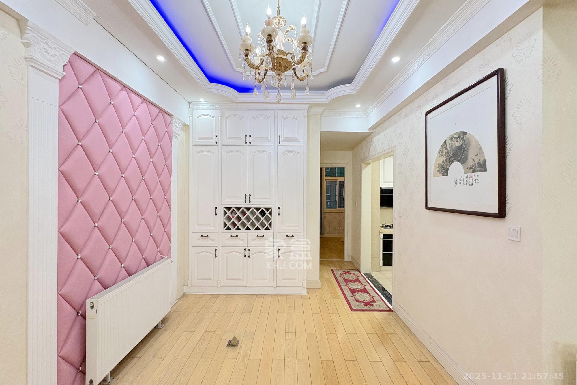 京电花园  5室2厅2卫    240.0万客厅